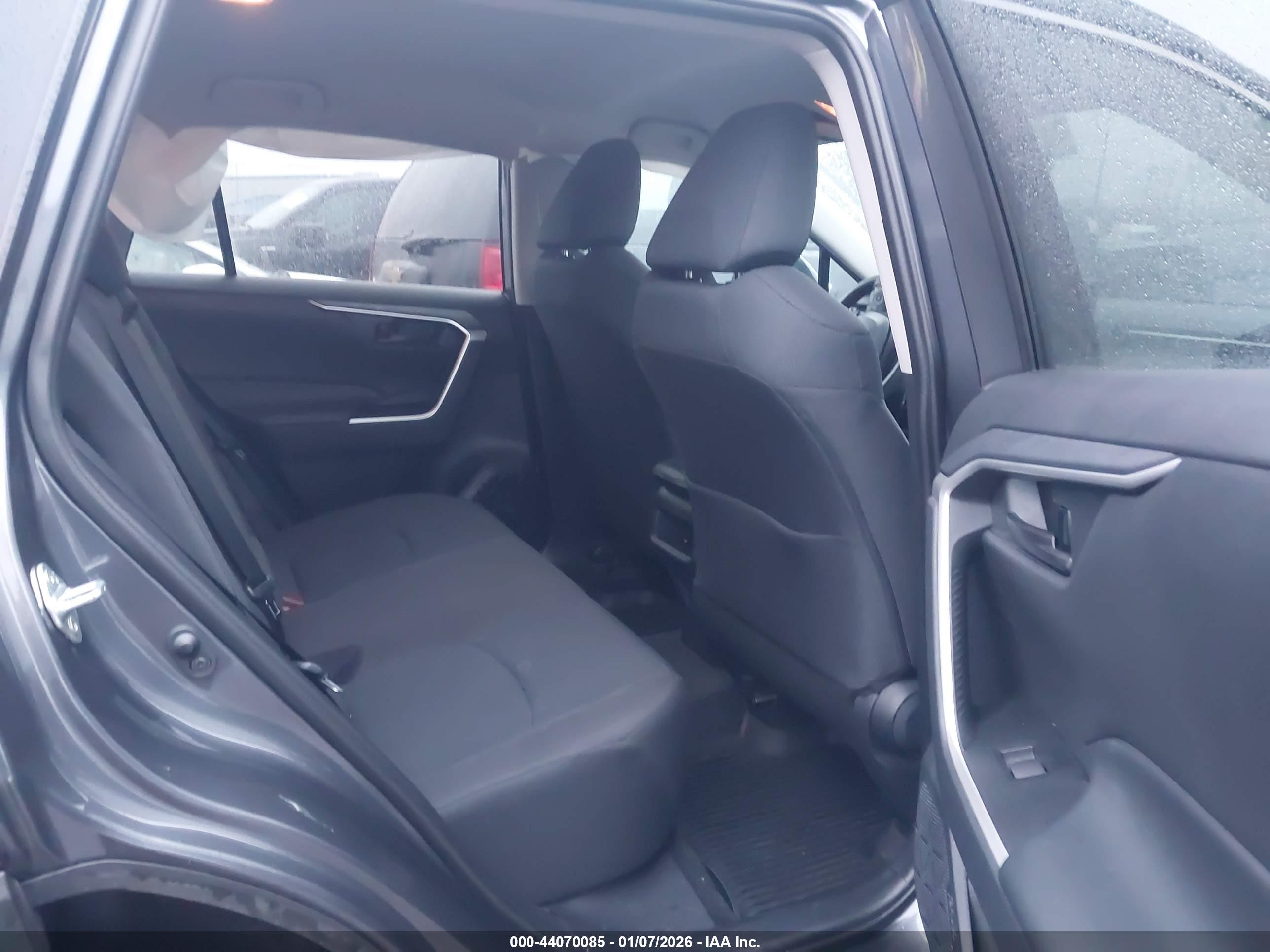 TOYOTA RAV4 image 8
