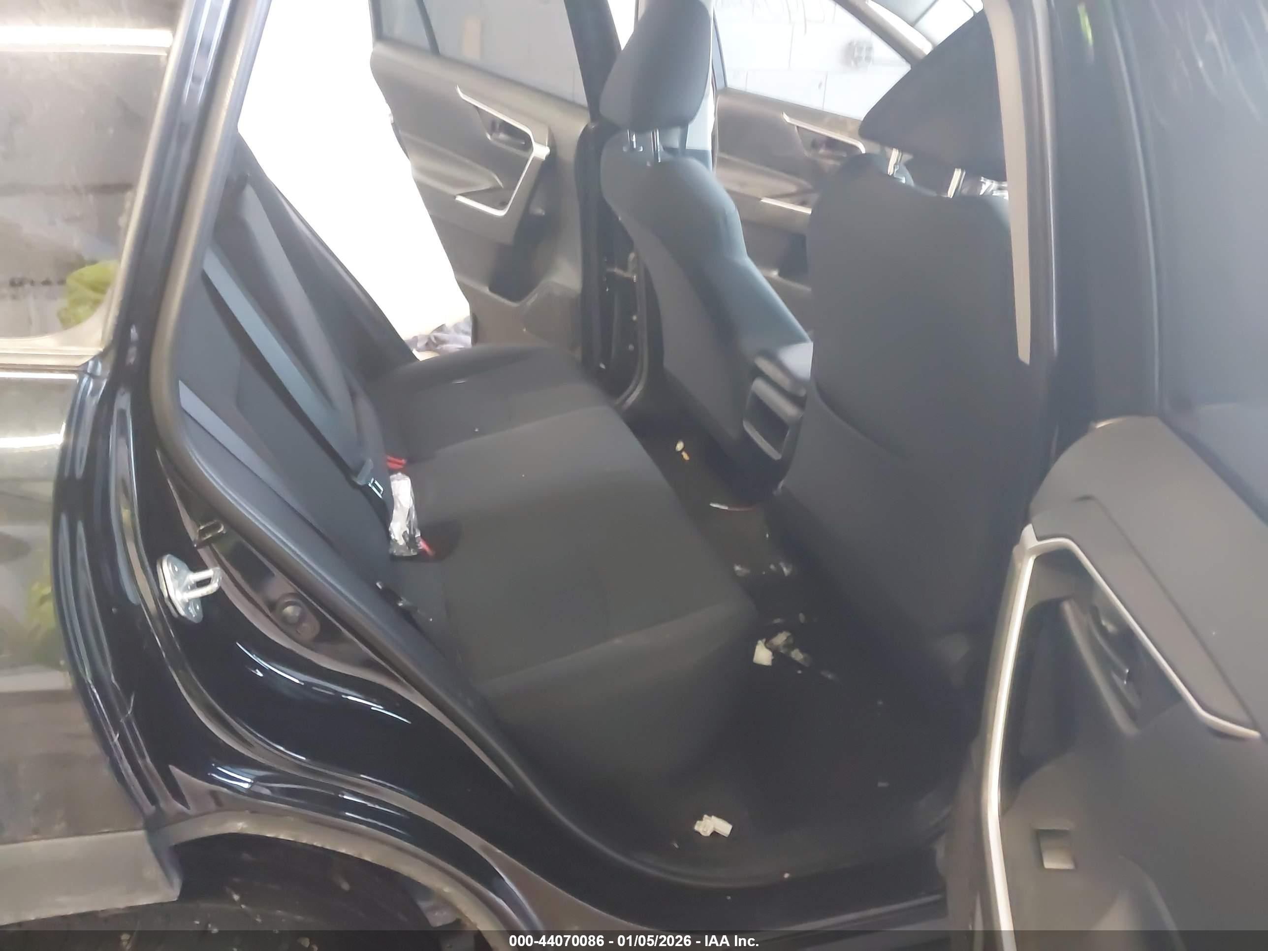 TOYOTA RAV4 image 8