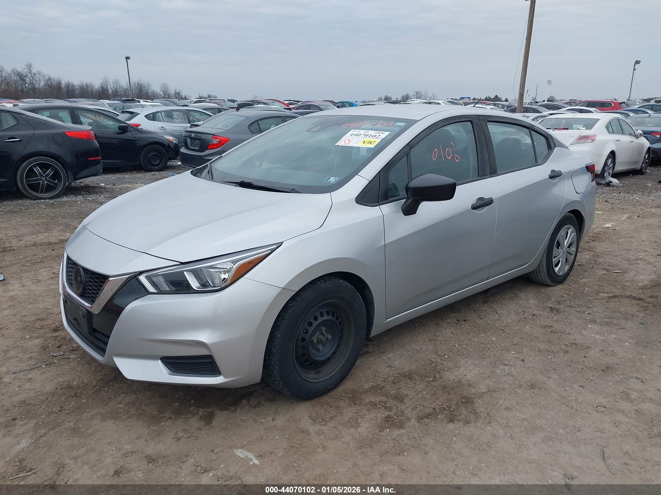 NISSAN VERSA image 2