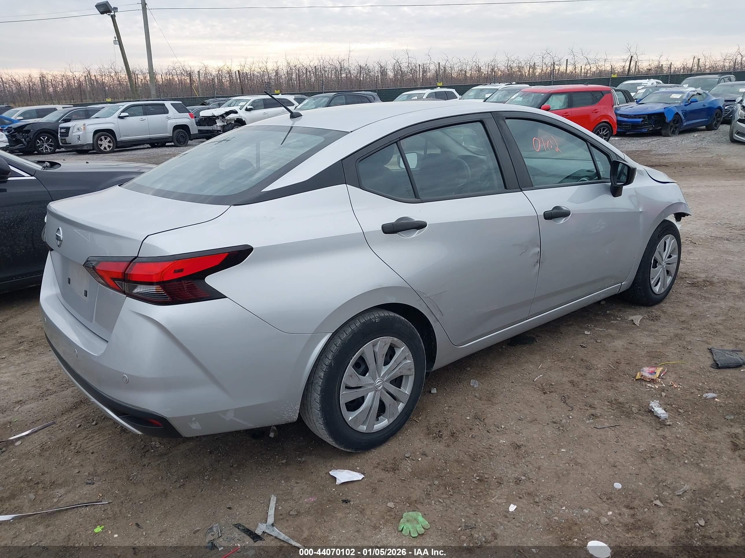 NISSAN VERSA image 4