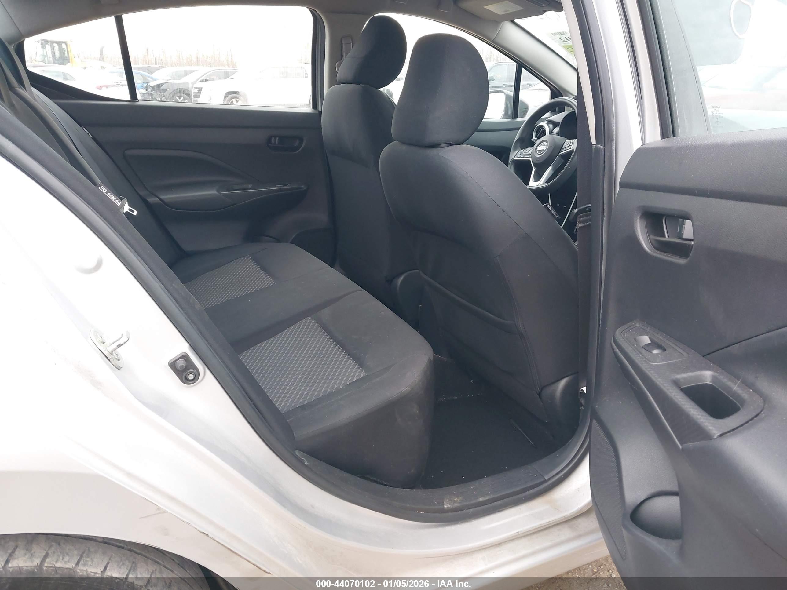 NISSAN VERSA image 8
