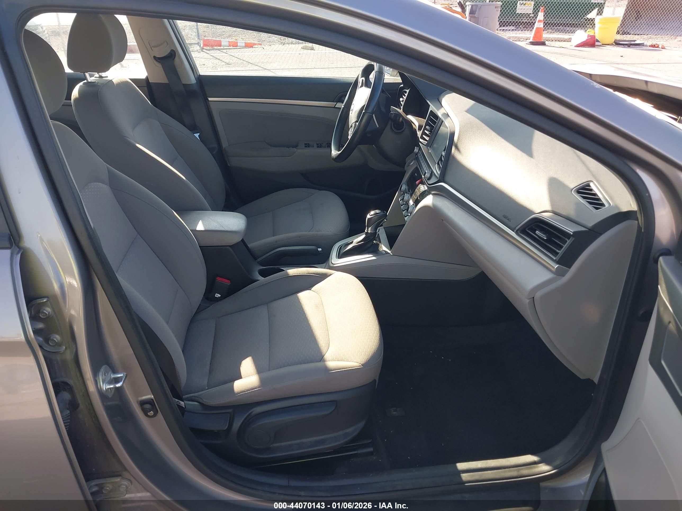 HYUNDAI ELANTRA image 5