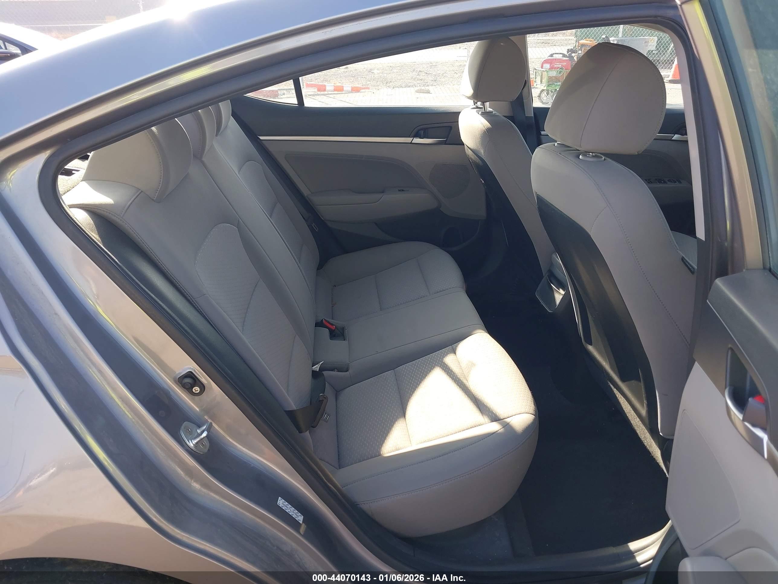 HYUNDAI ELANTRA image 8