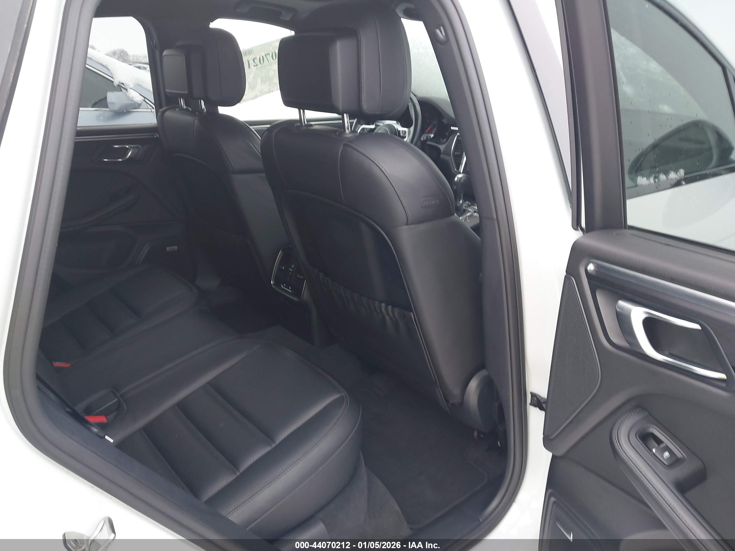 PORSCHE MACAN image 8