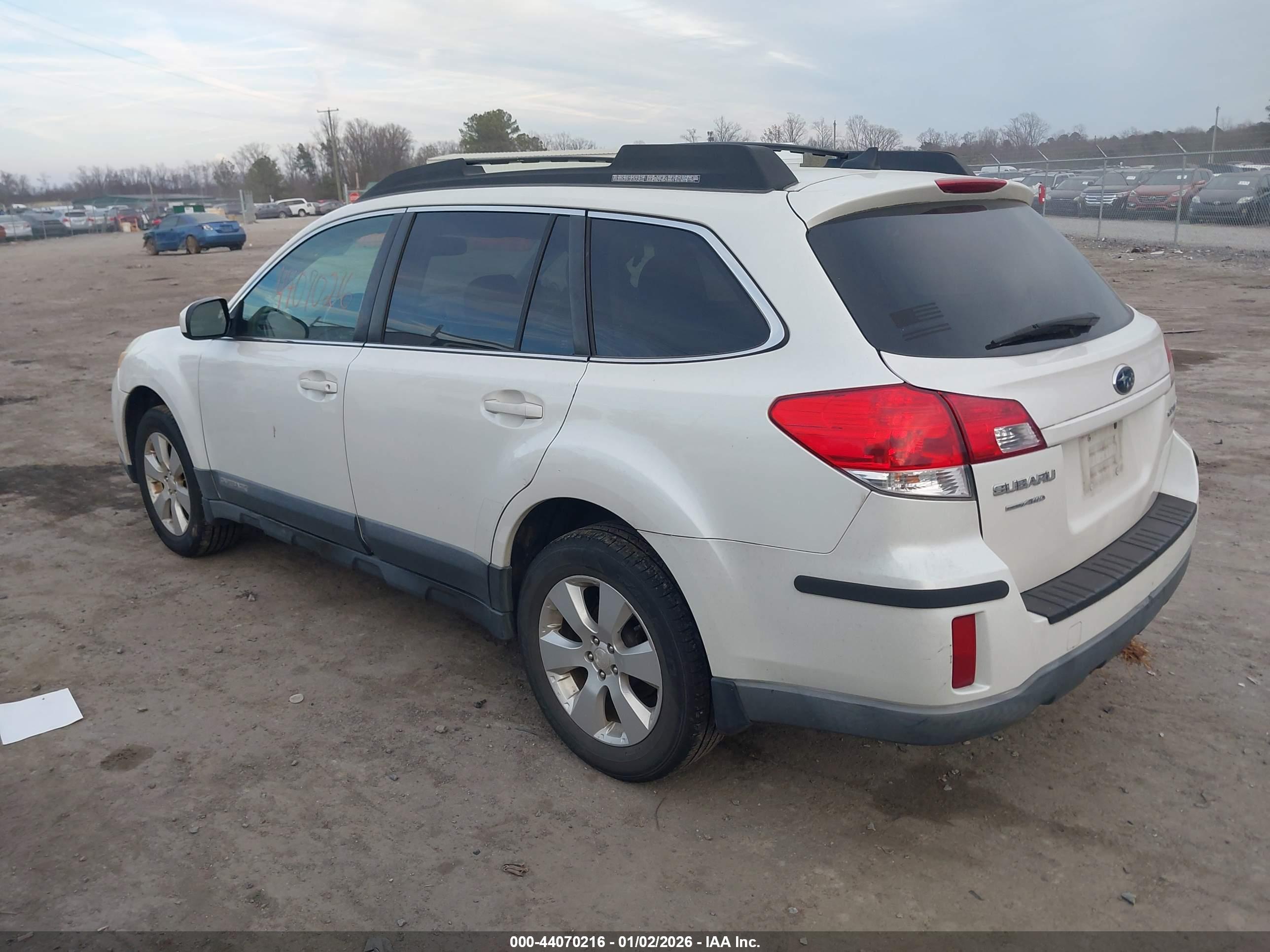 SUBARU OUTBACK image 3