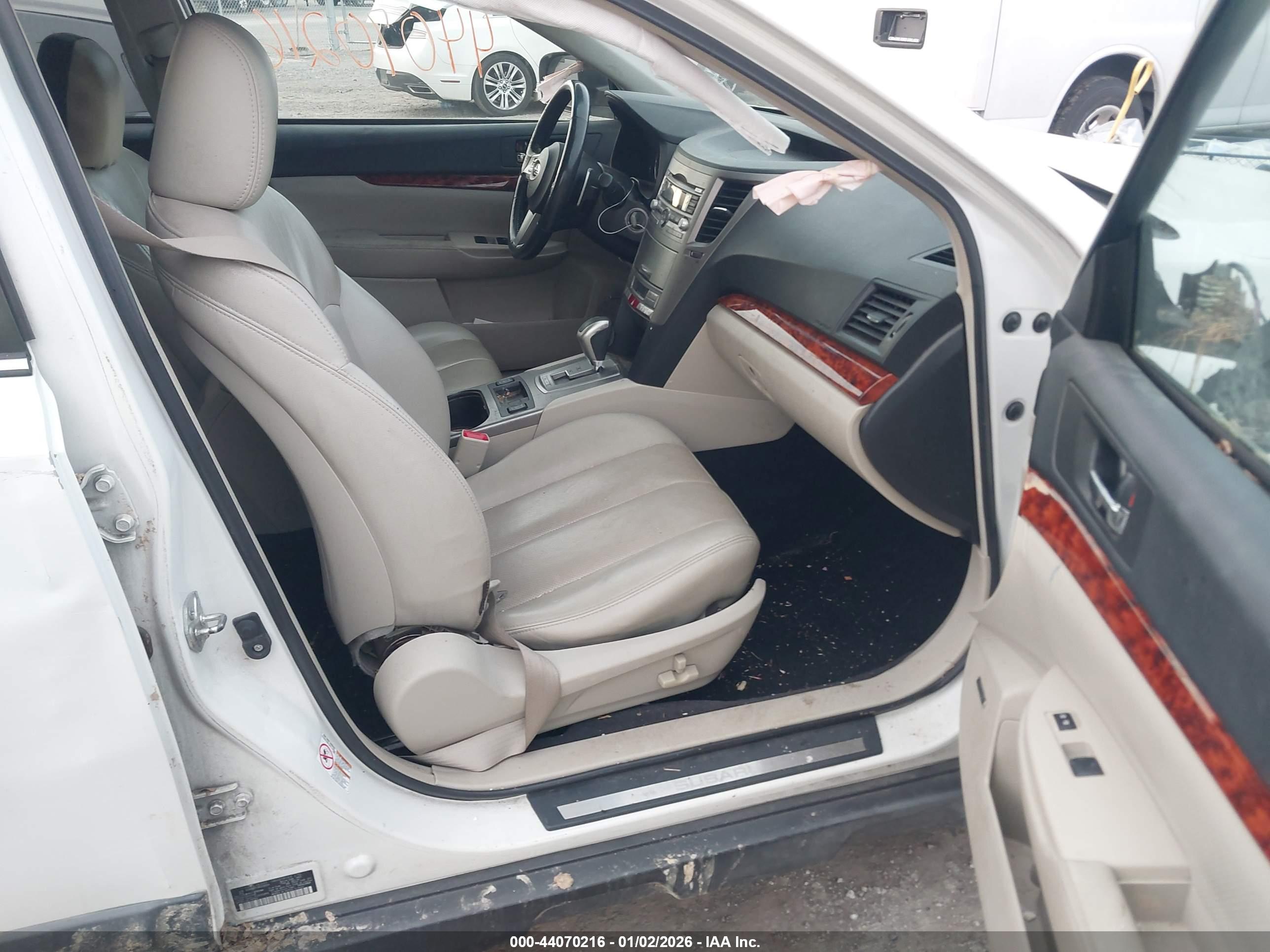SUBARU OUTBACK image 5