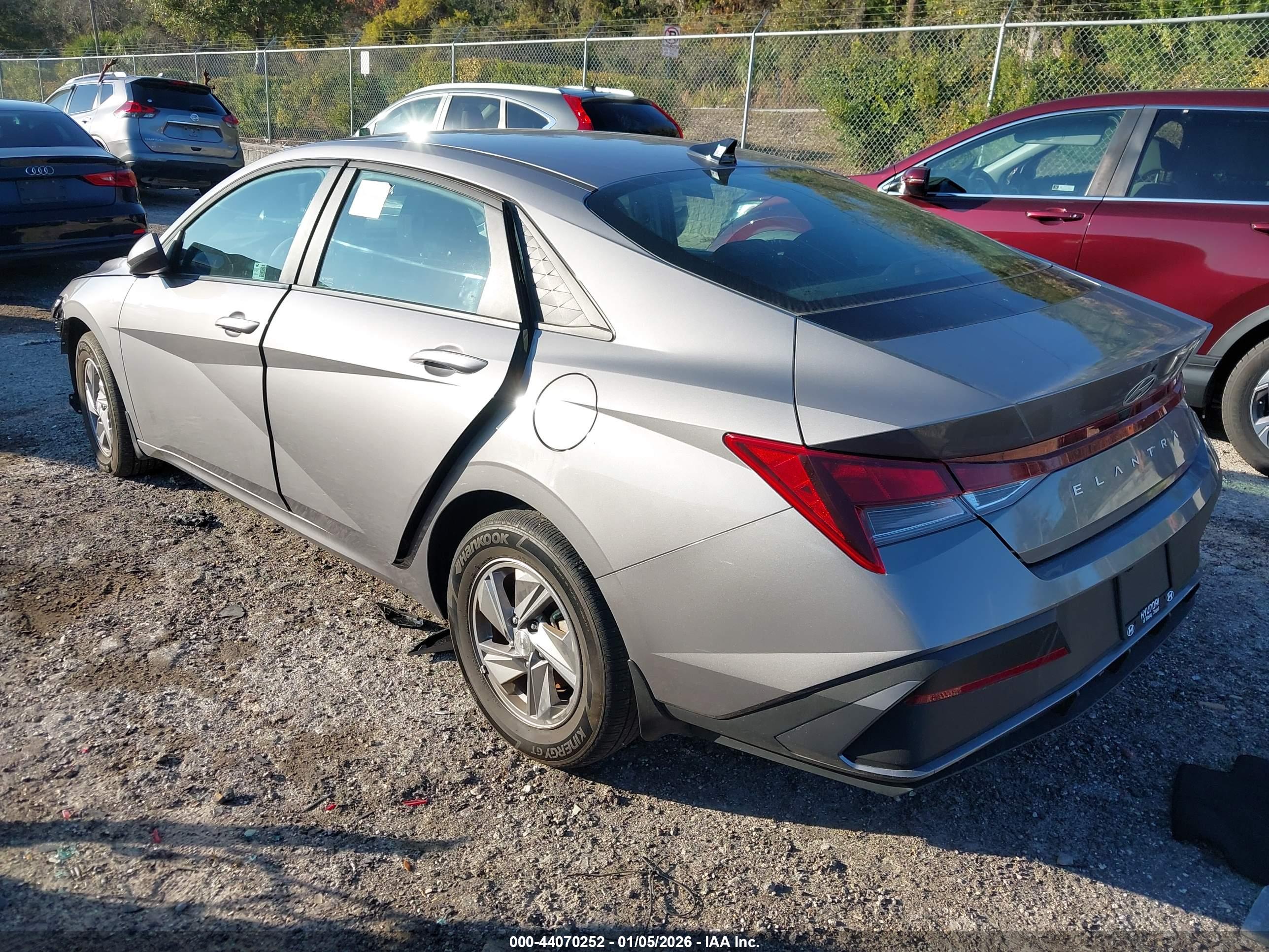 HYUNDAI ELANTRA image 3