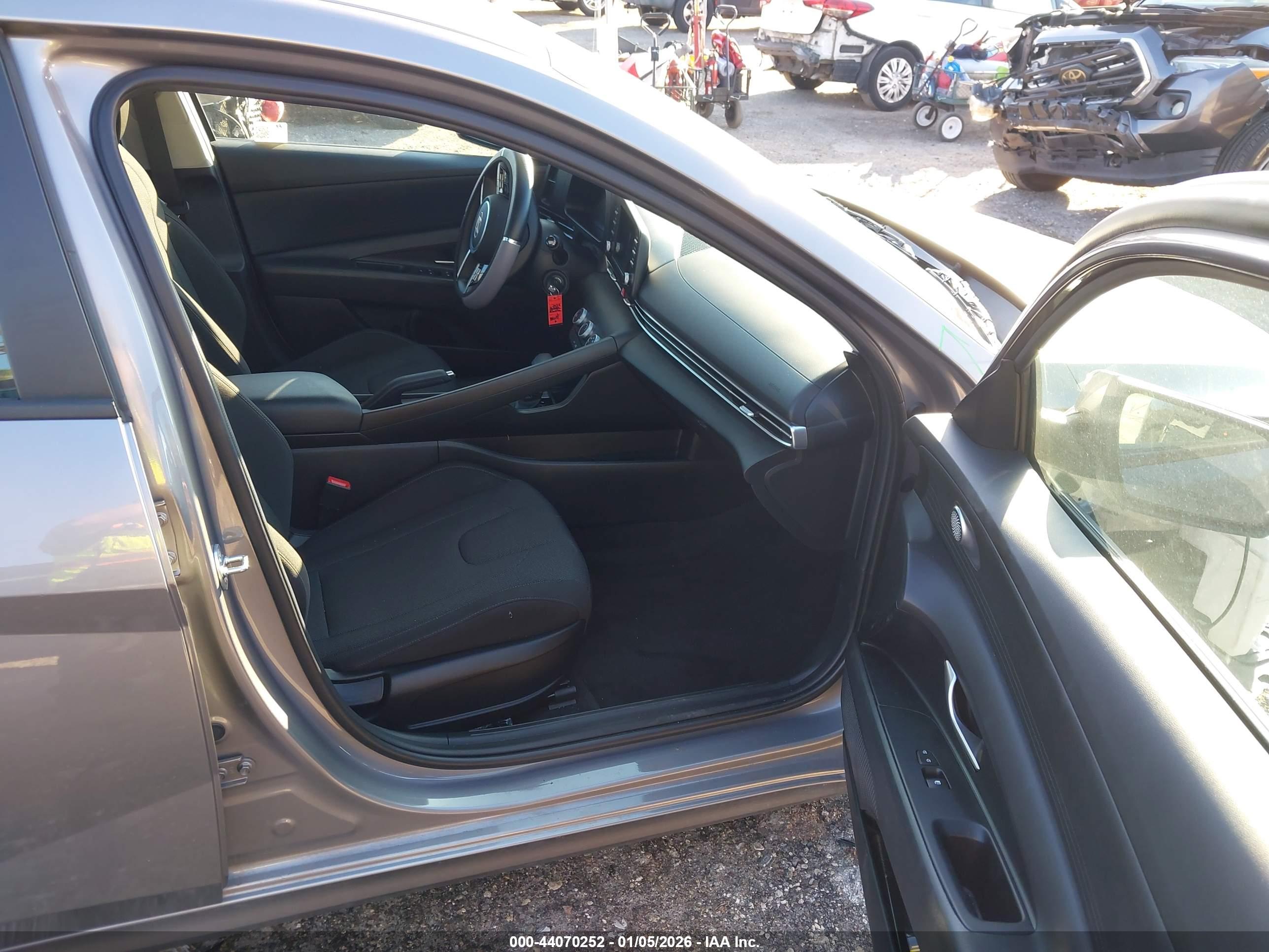 HYUNDAI ELANTRA image 5