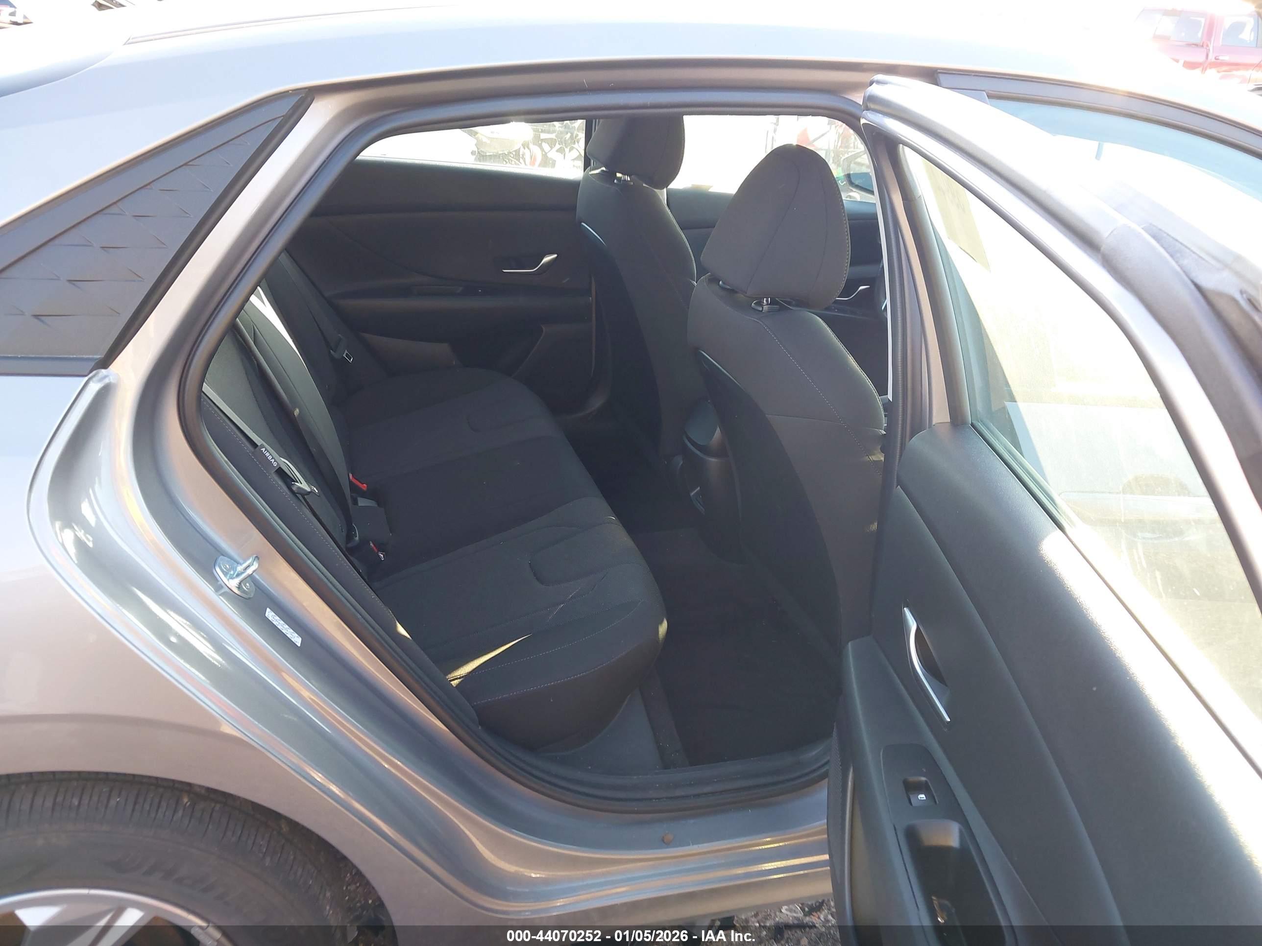 HYUNDAI ELANTRA image 8
