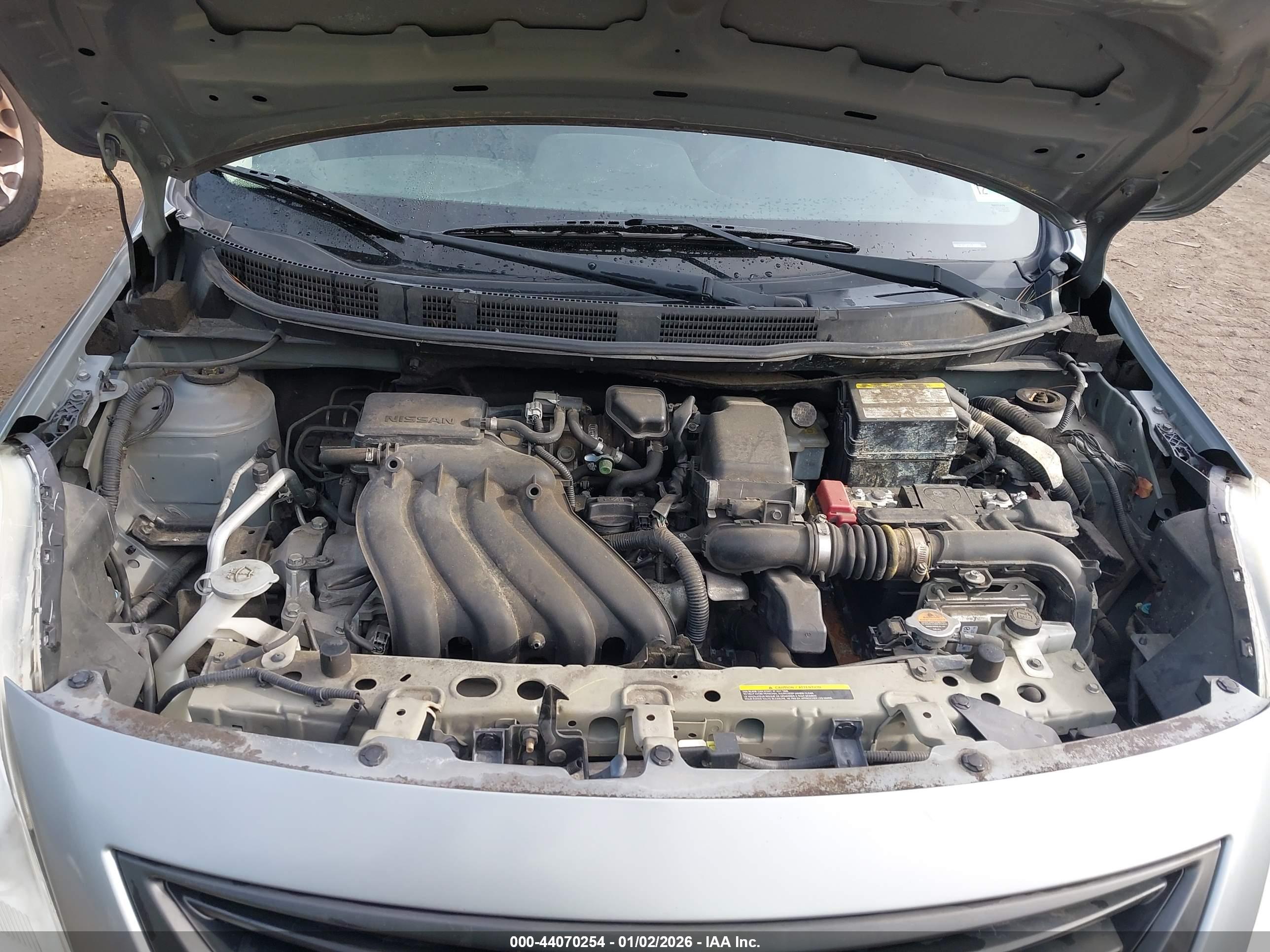 NISSAN VERSA image 10