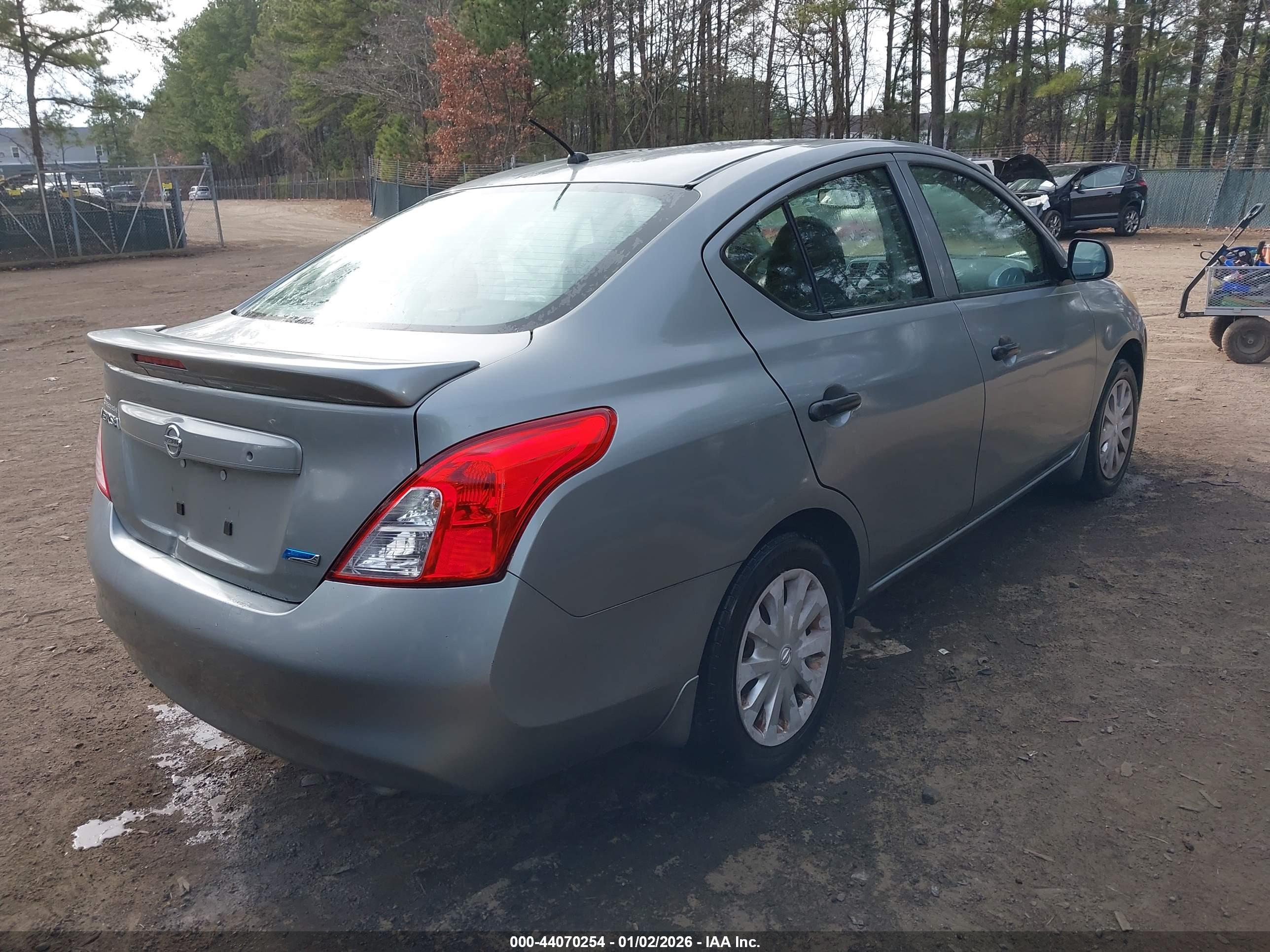 NISSAN VERSA image 4