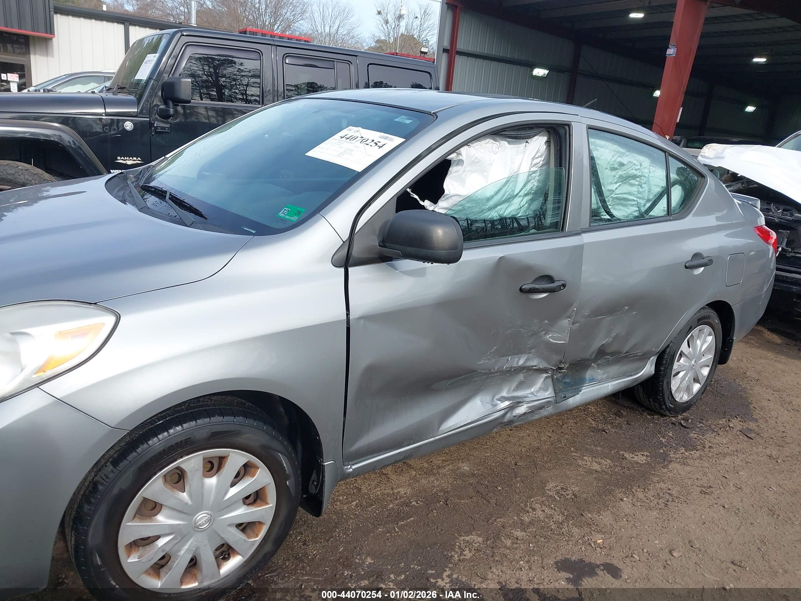 NISSAN VERSA image 6