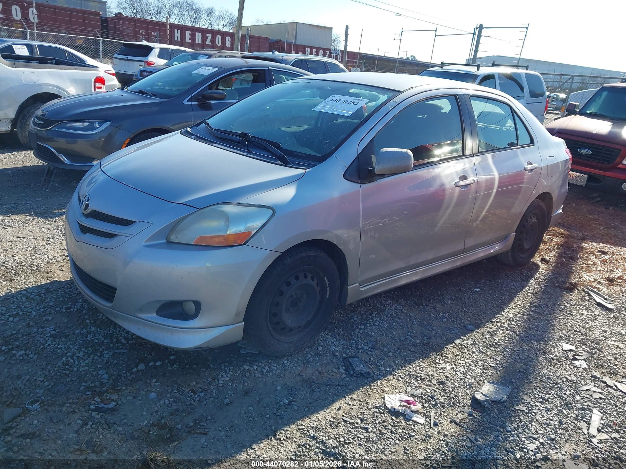 TOYOTA YARIS image 2