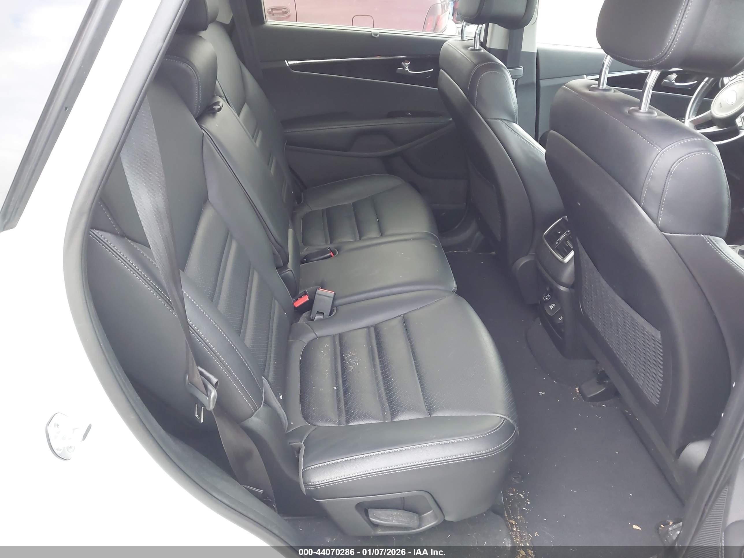 KIA SORENTO image 8