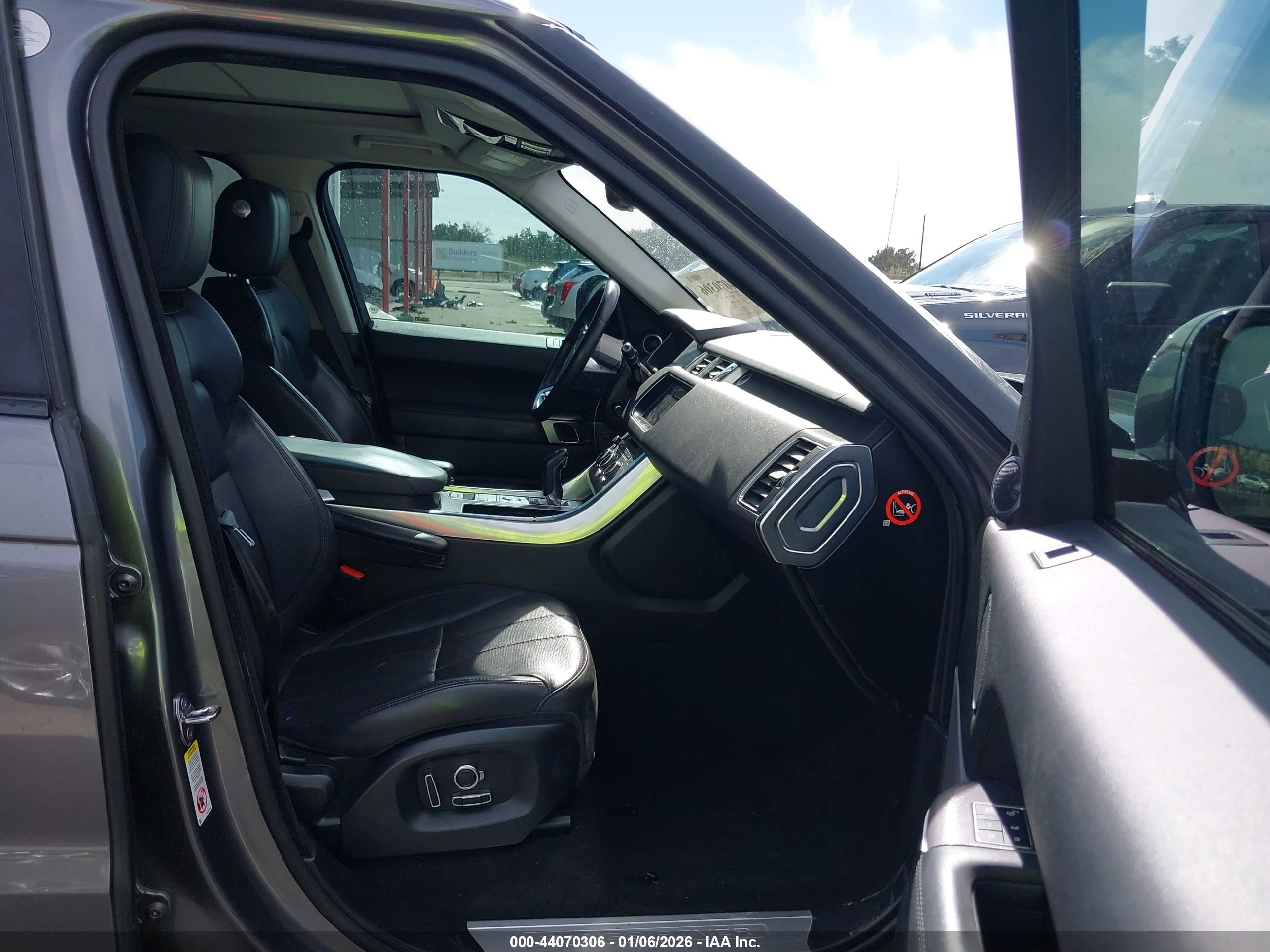 LAND ROVER image 5