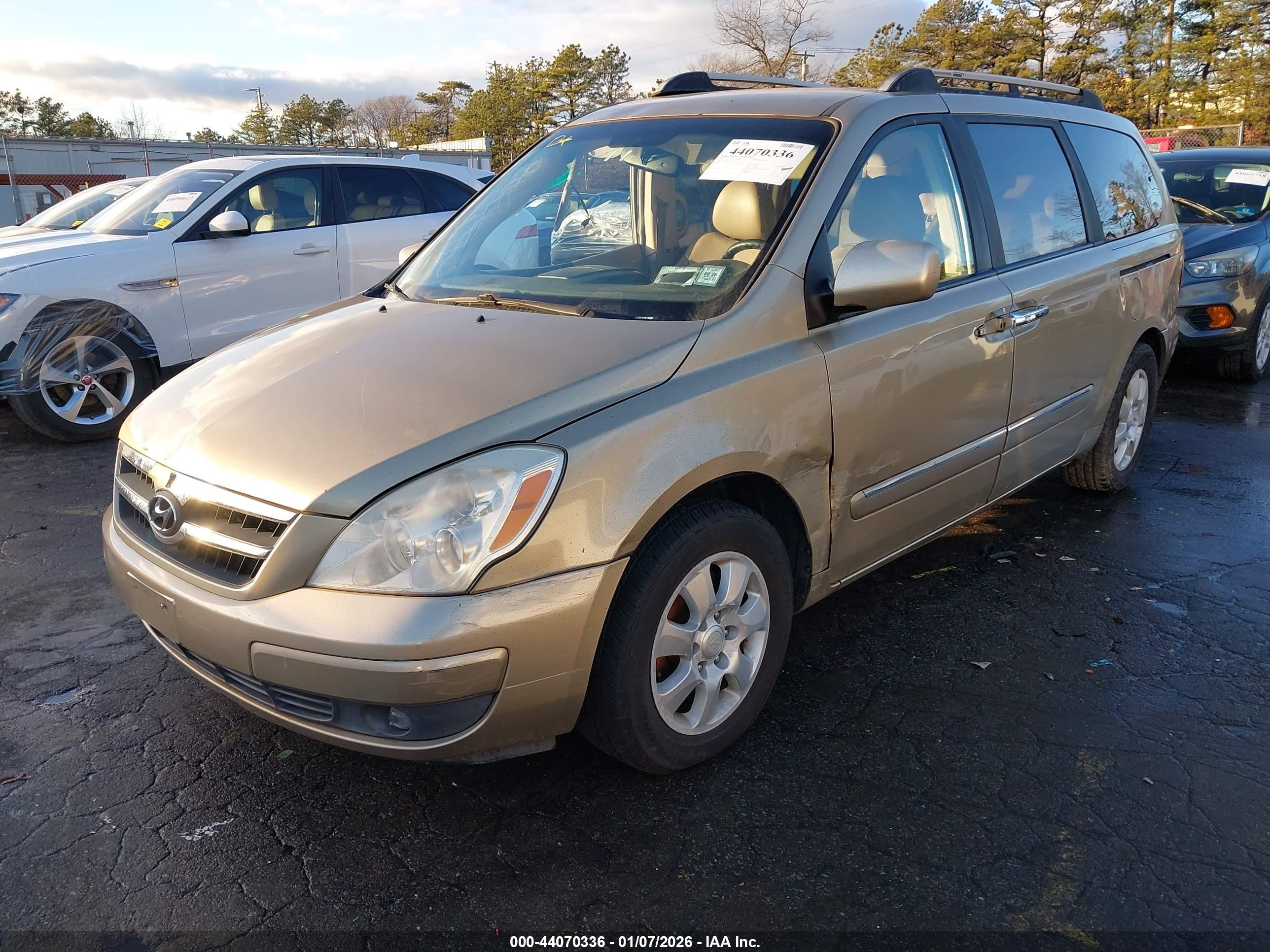 HYUNDAI ENTOURAGE image 2