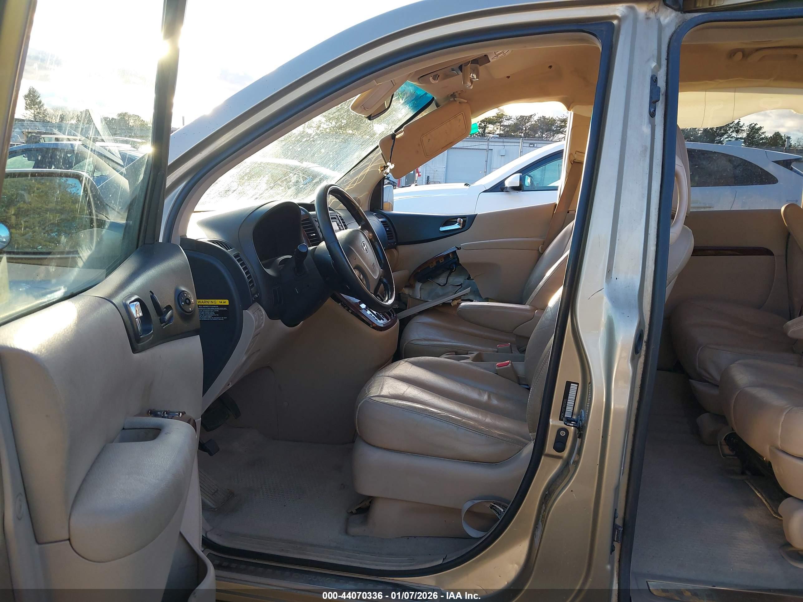 HYUNDAI ENTOURAGE image 5