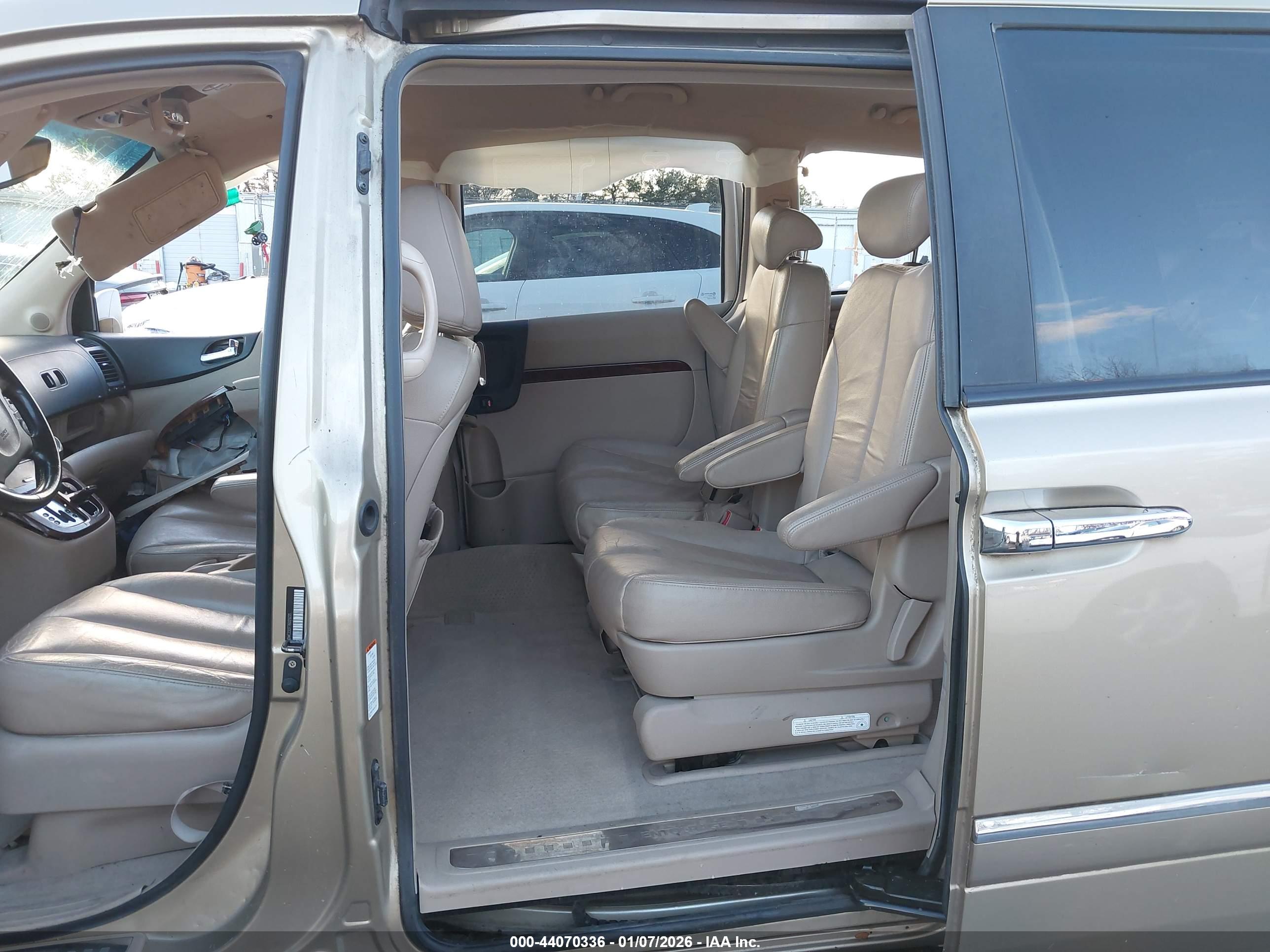 HYUNDAI ENTOURAGE image 8