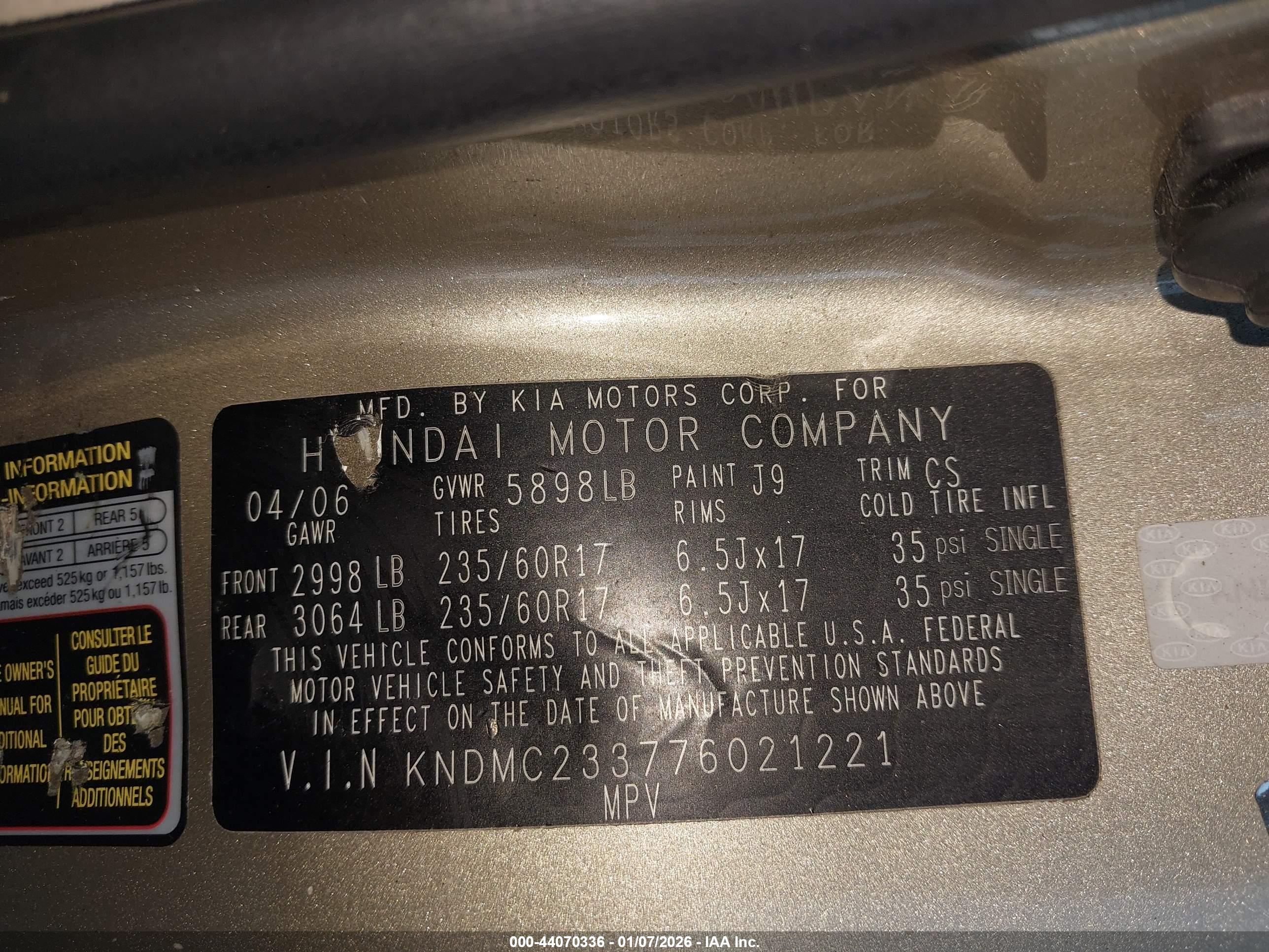 HYUNDAI ENTOURAGE image 9