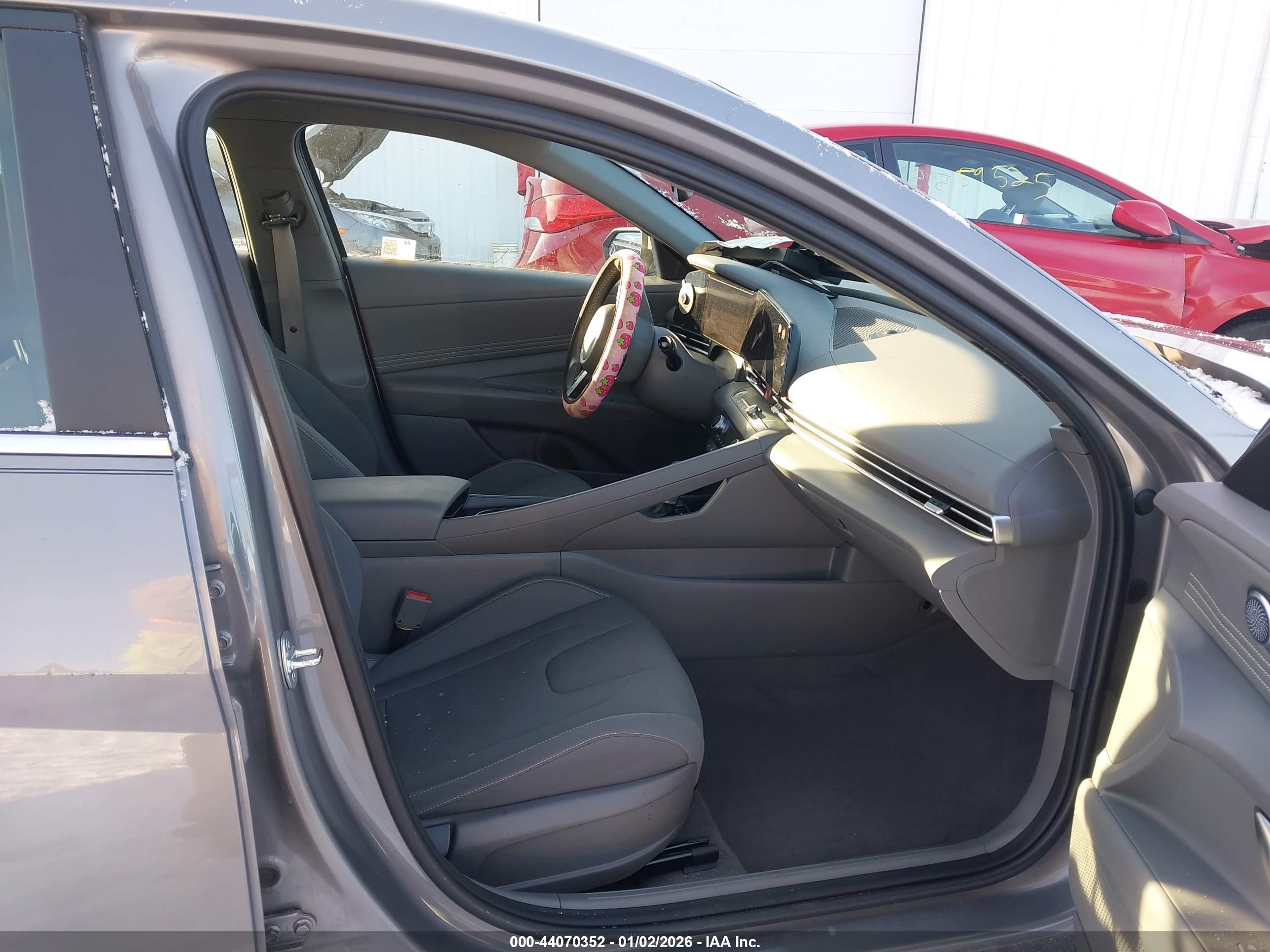 HYUNDAI ELANTRA image 5
