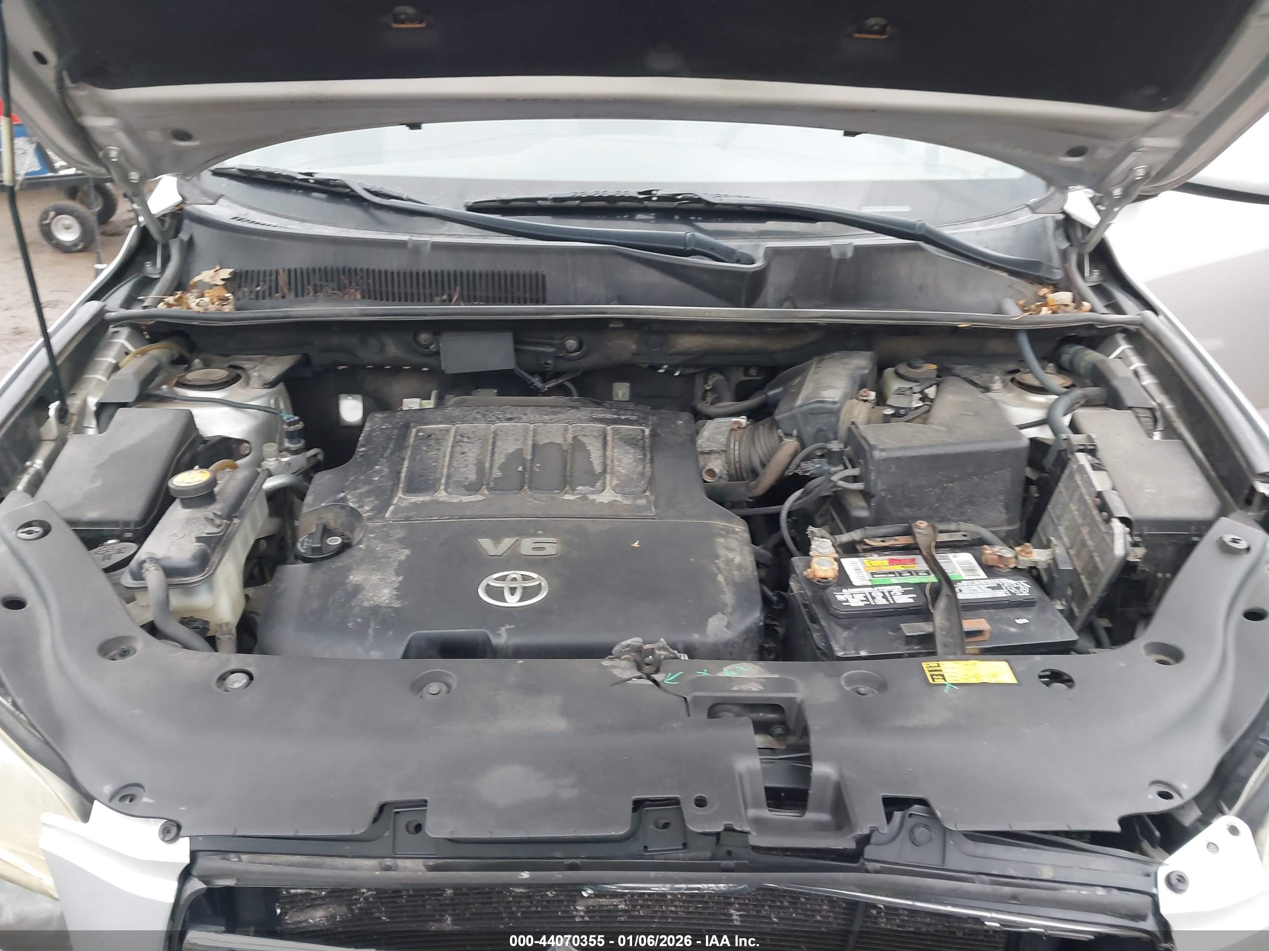 TOYOTA RAV4 image 10