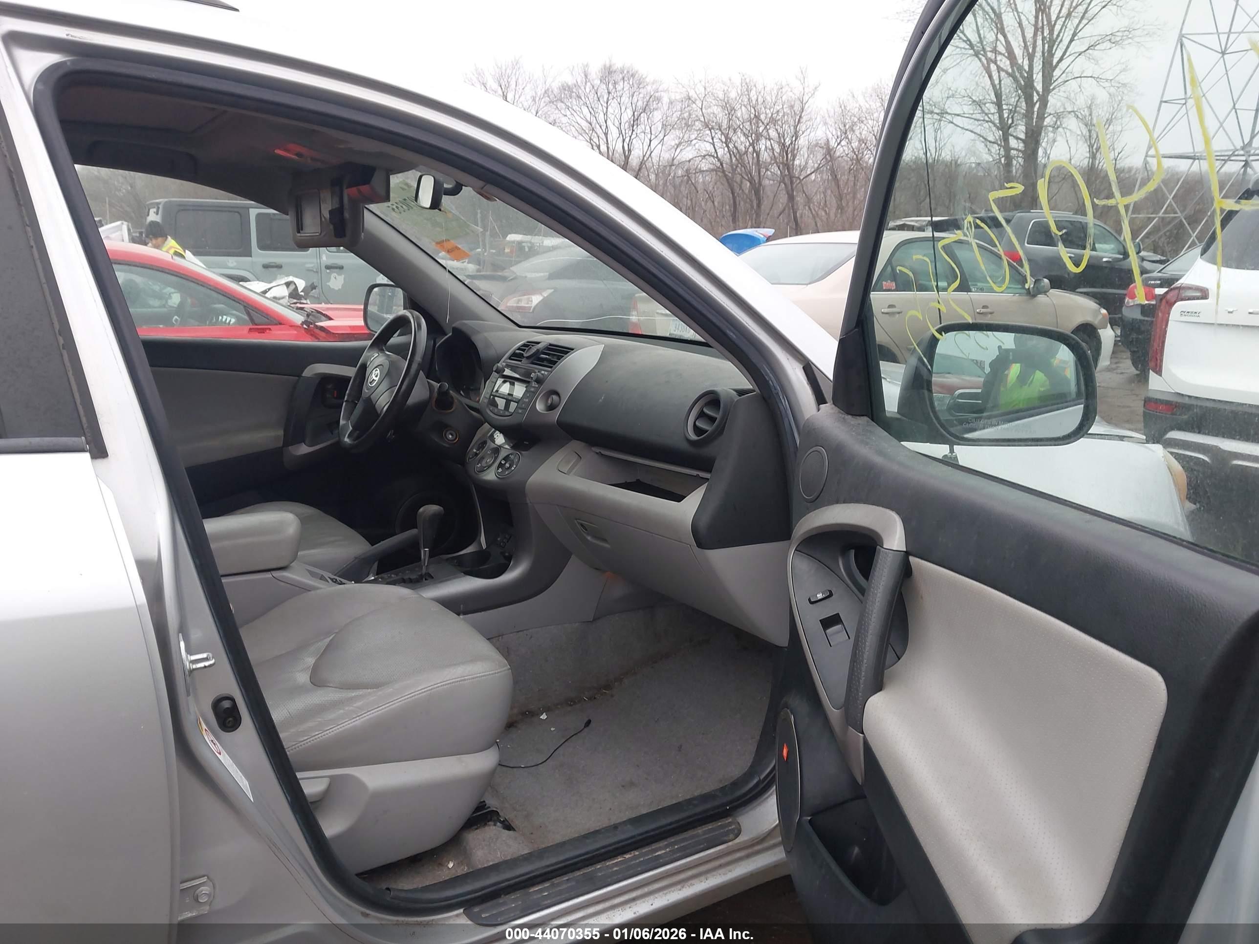 TOYOTA RAV4 image 5