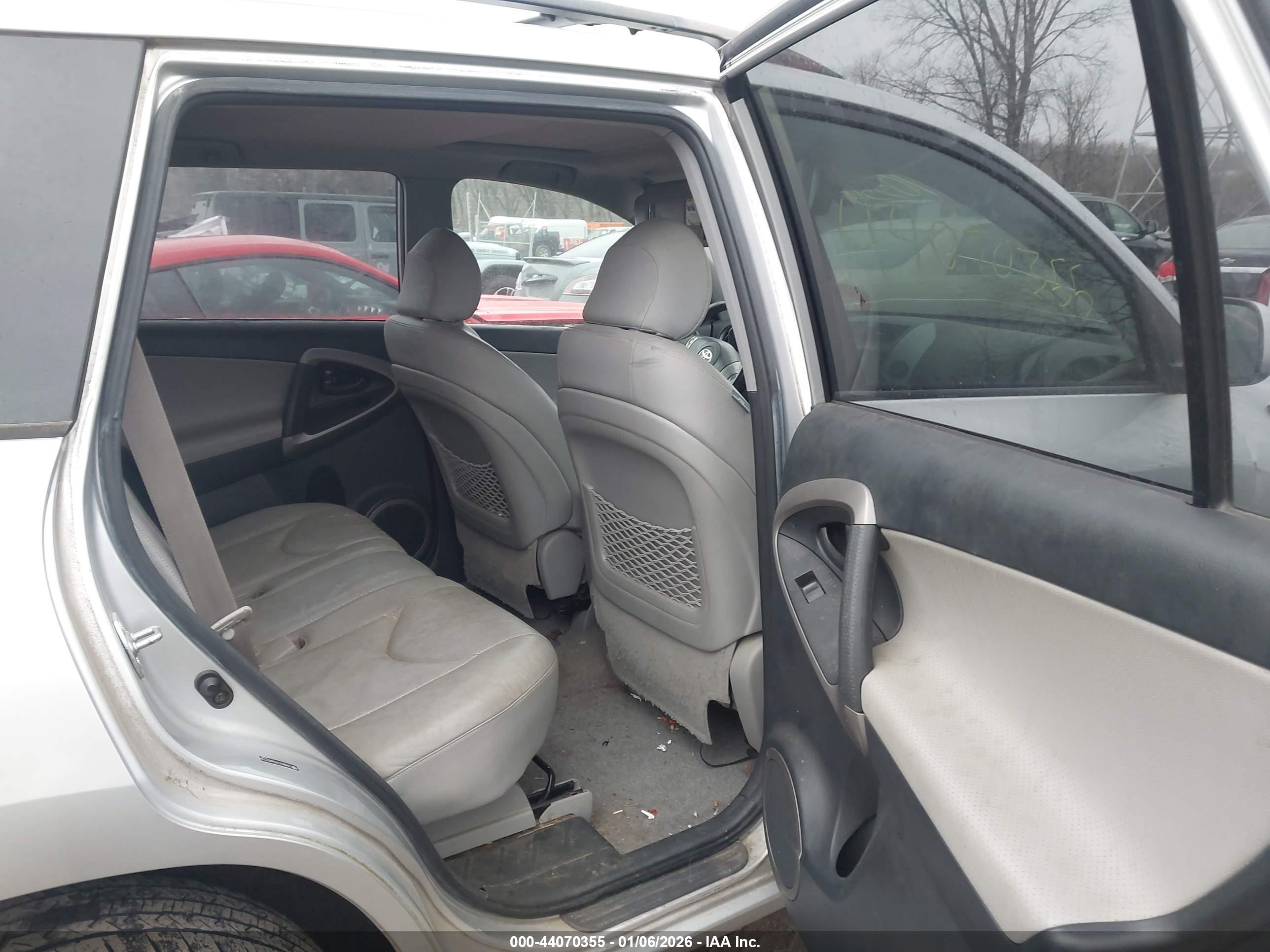 TOYOTA RAV4 image 8