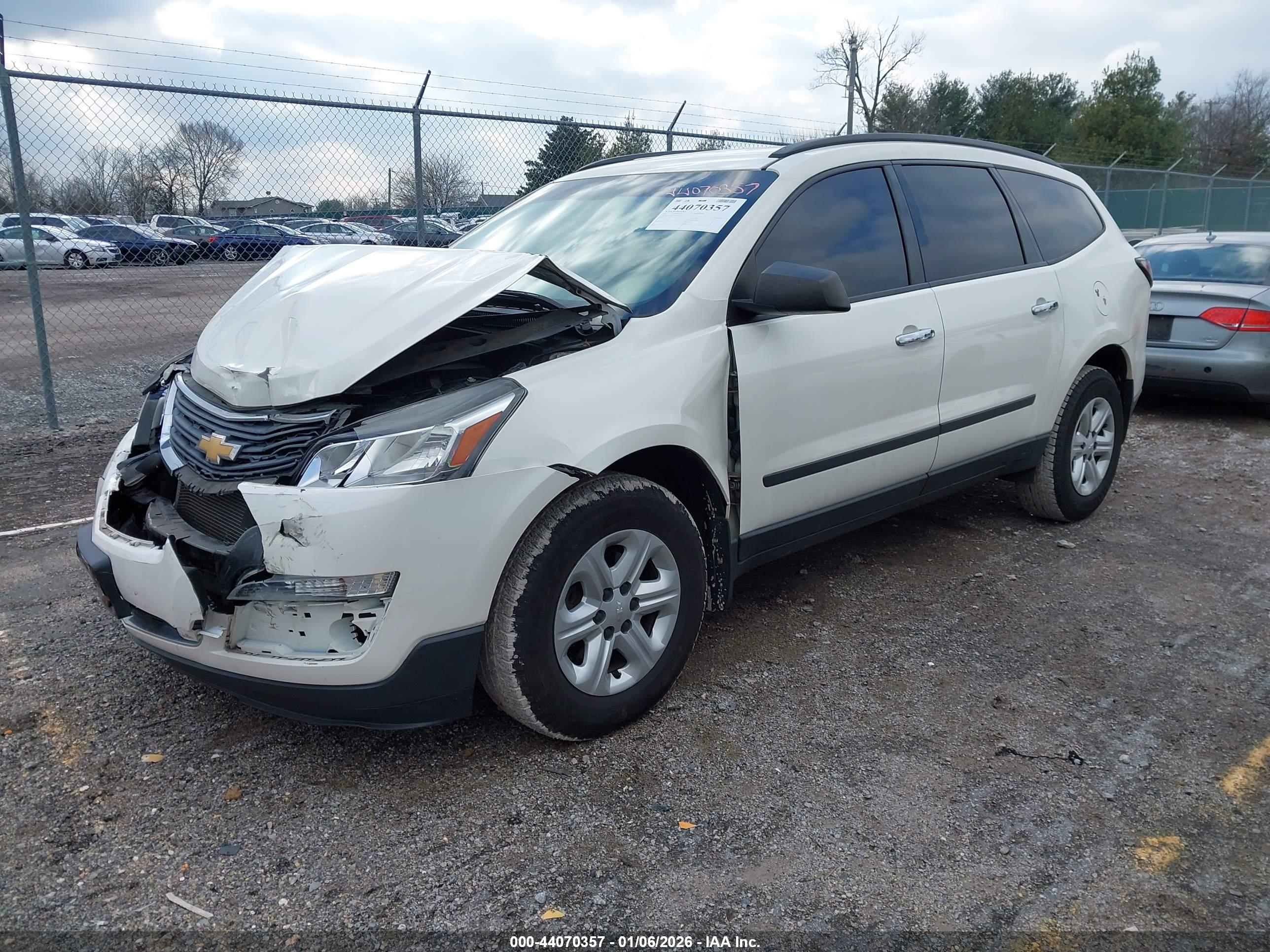 CHEVROLET TRAVERSE image 2