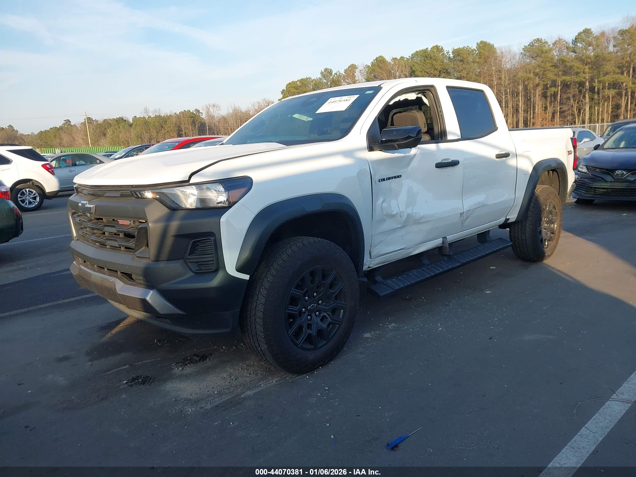 CHEVROLET COLORADO image 2