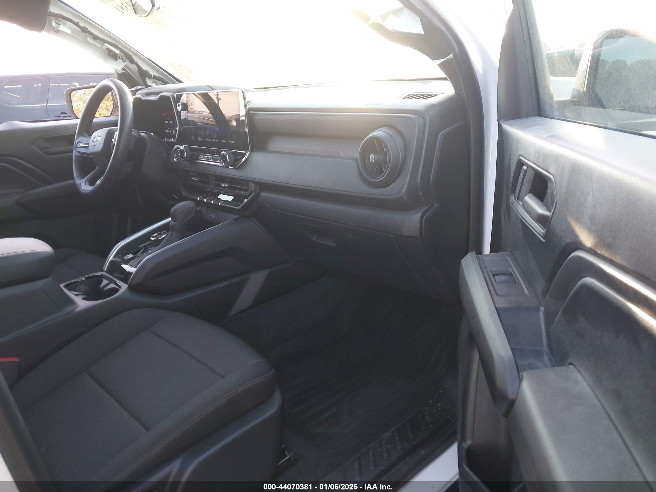 CHEVROLET COLORADO image 5