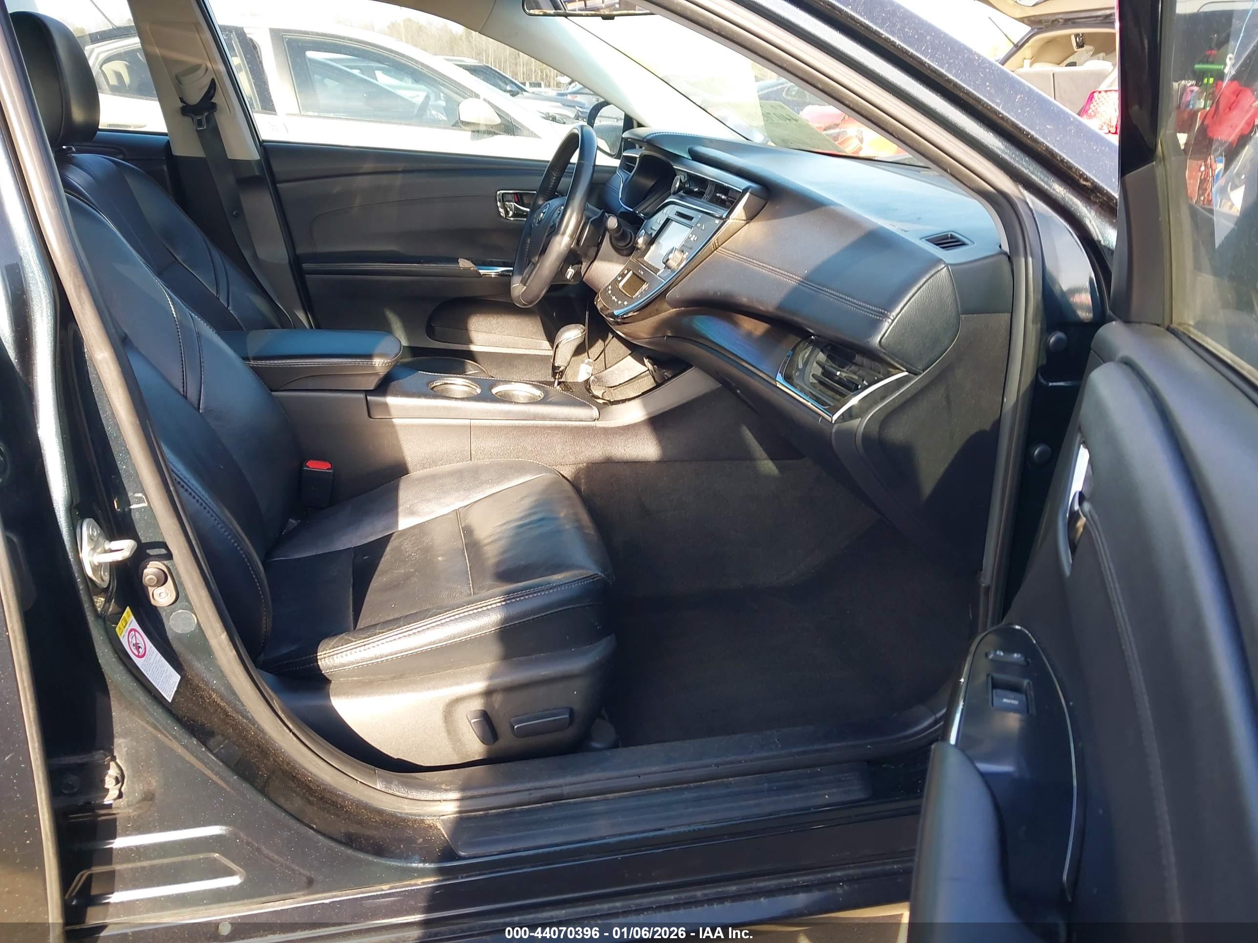 TOYOTA AVALON image 5