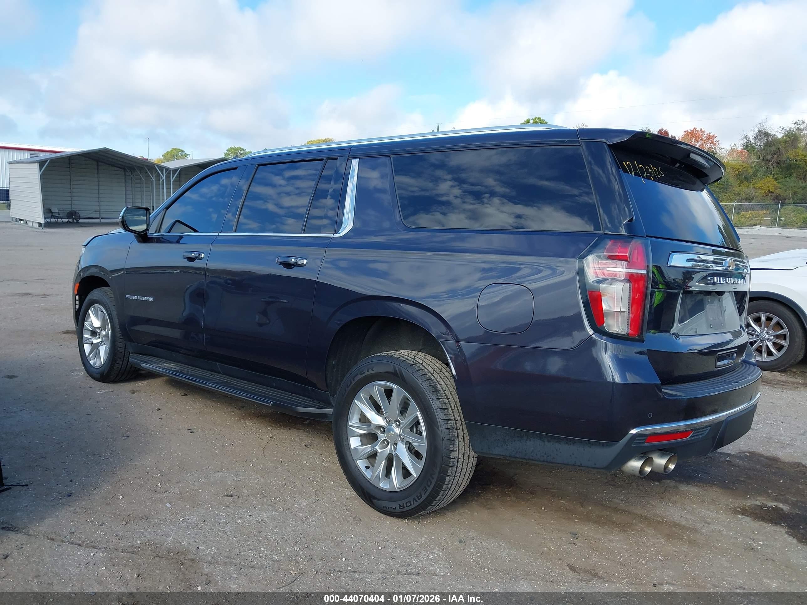 CHEVROLET SUBURBAN image 3