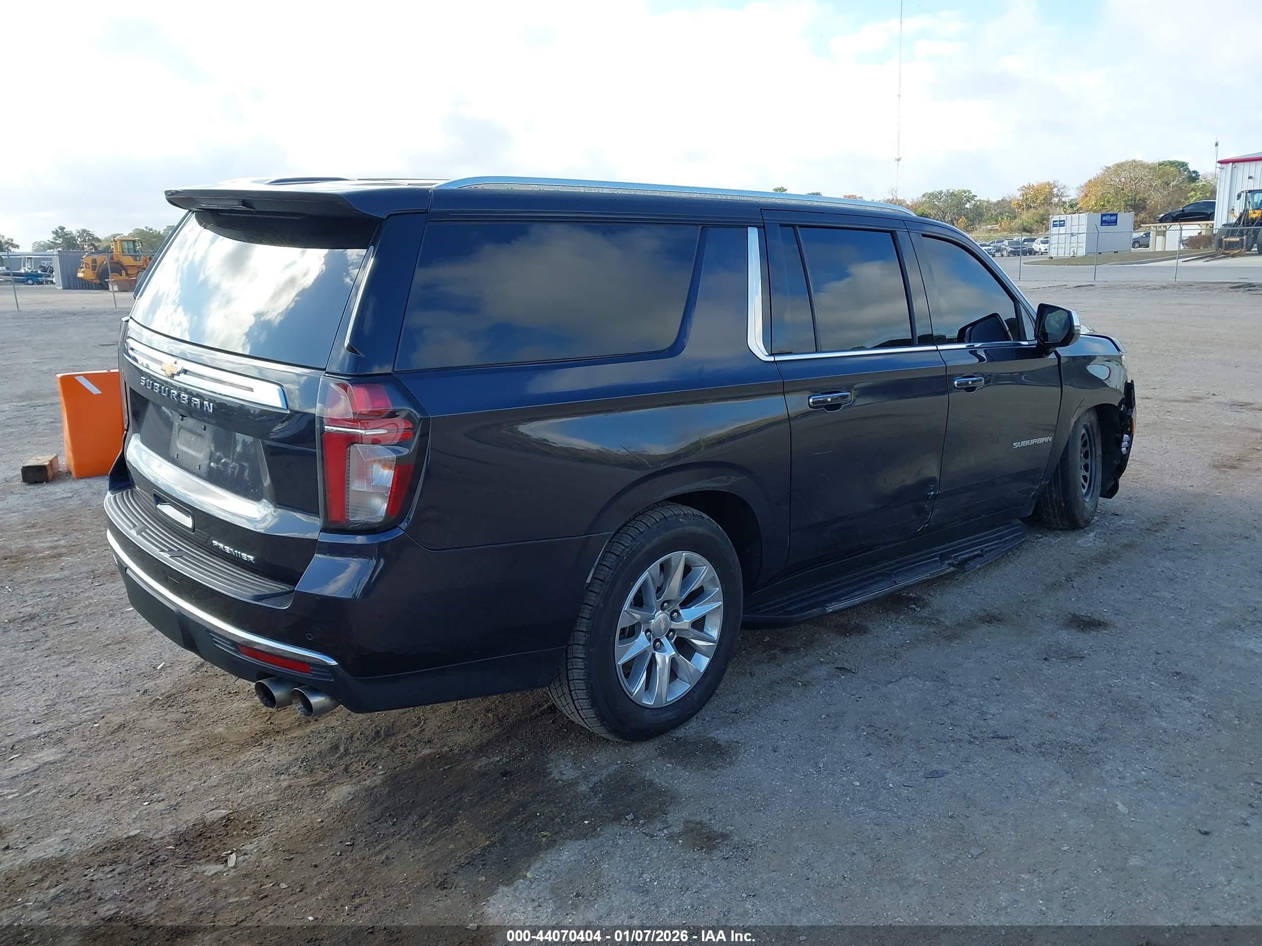 CHEVROLET SUBURBAN image 4