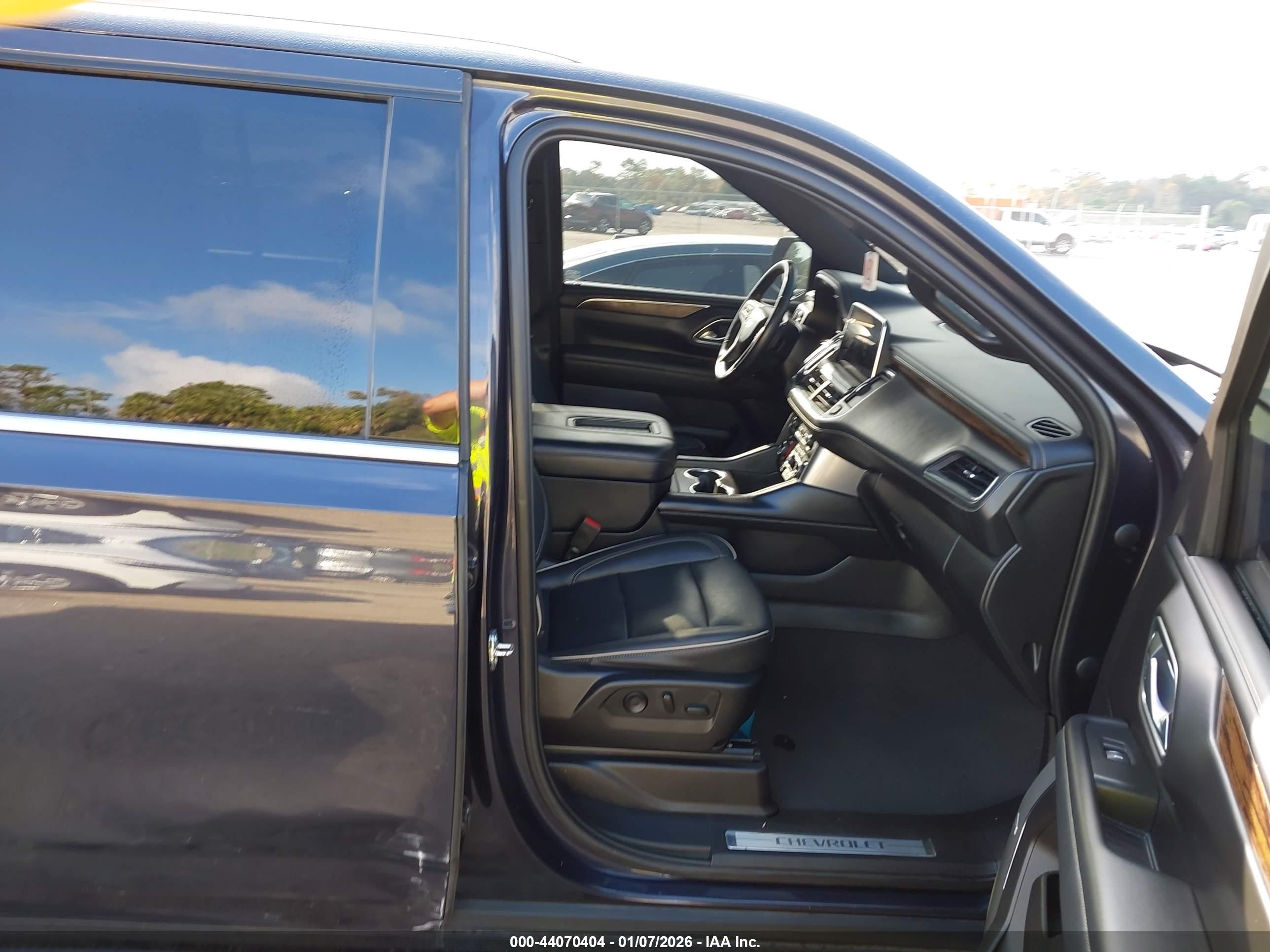 CHEVROLET SUBURBAN image 5