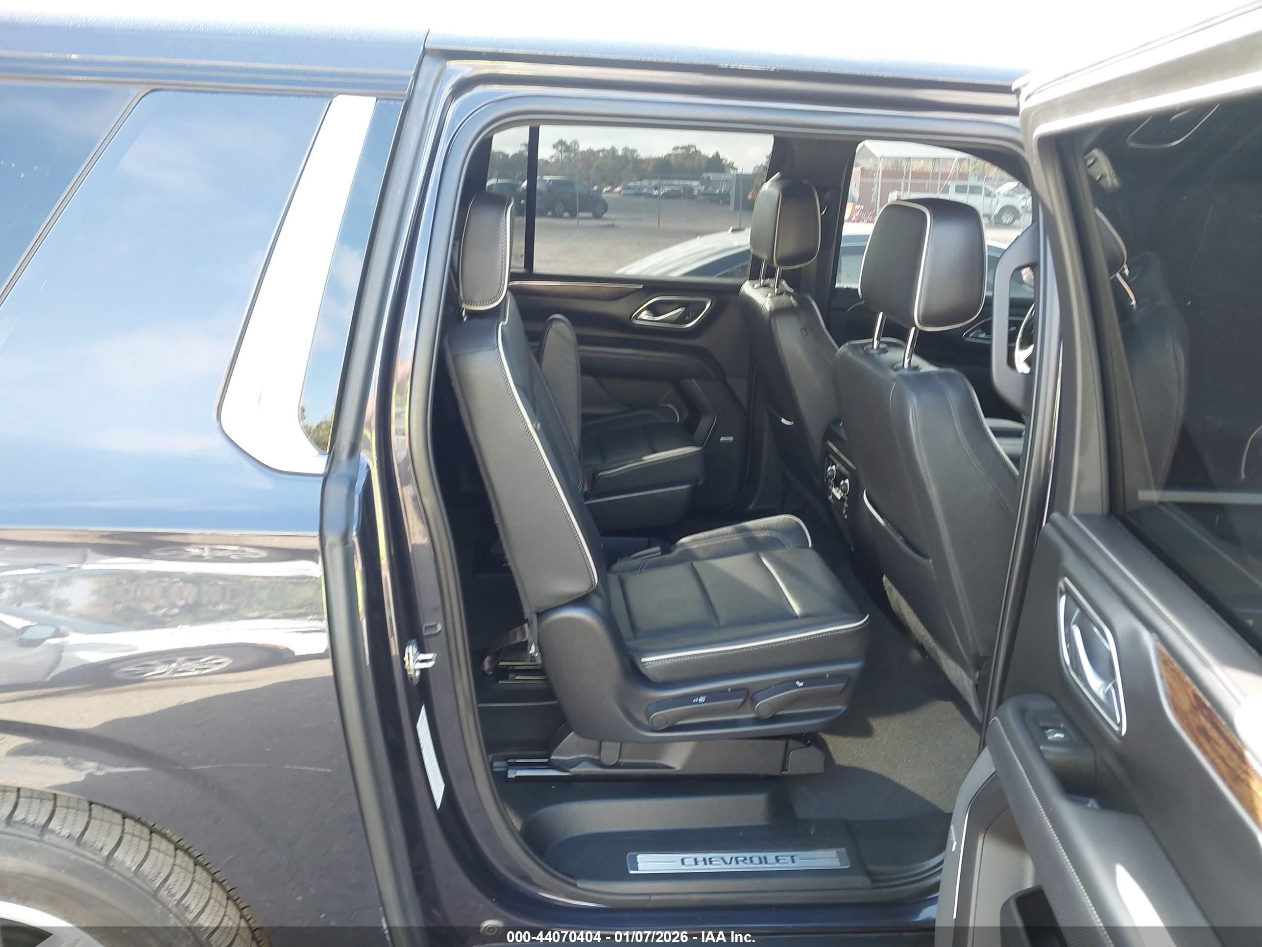 CHEVROLET SUBURBAN image 8