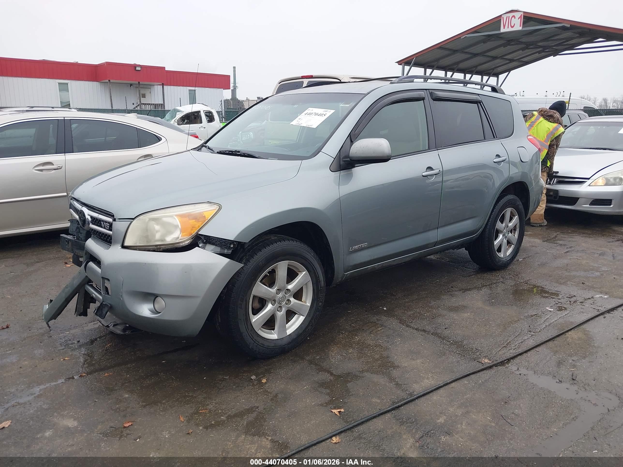 TOYOTA RAV4 image 2