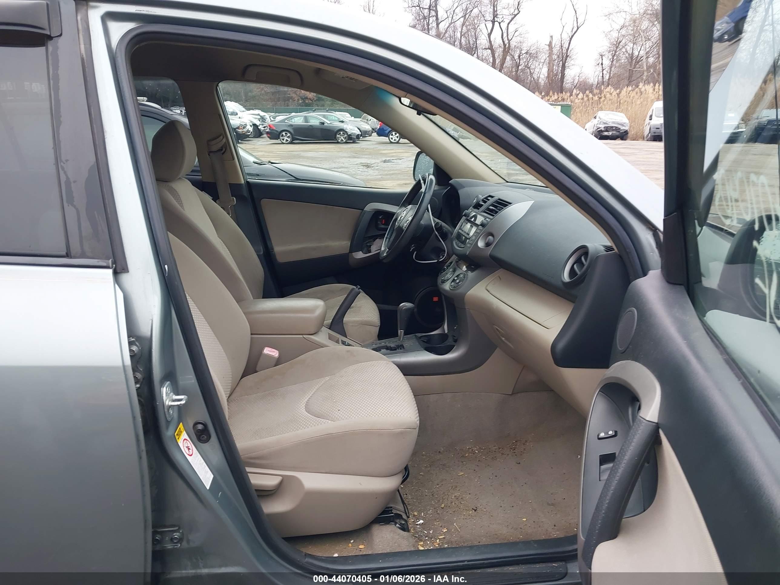 TOYOTA RAV4 image 5