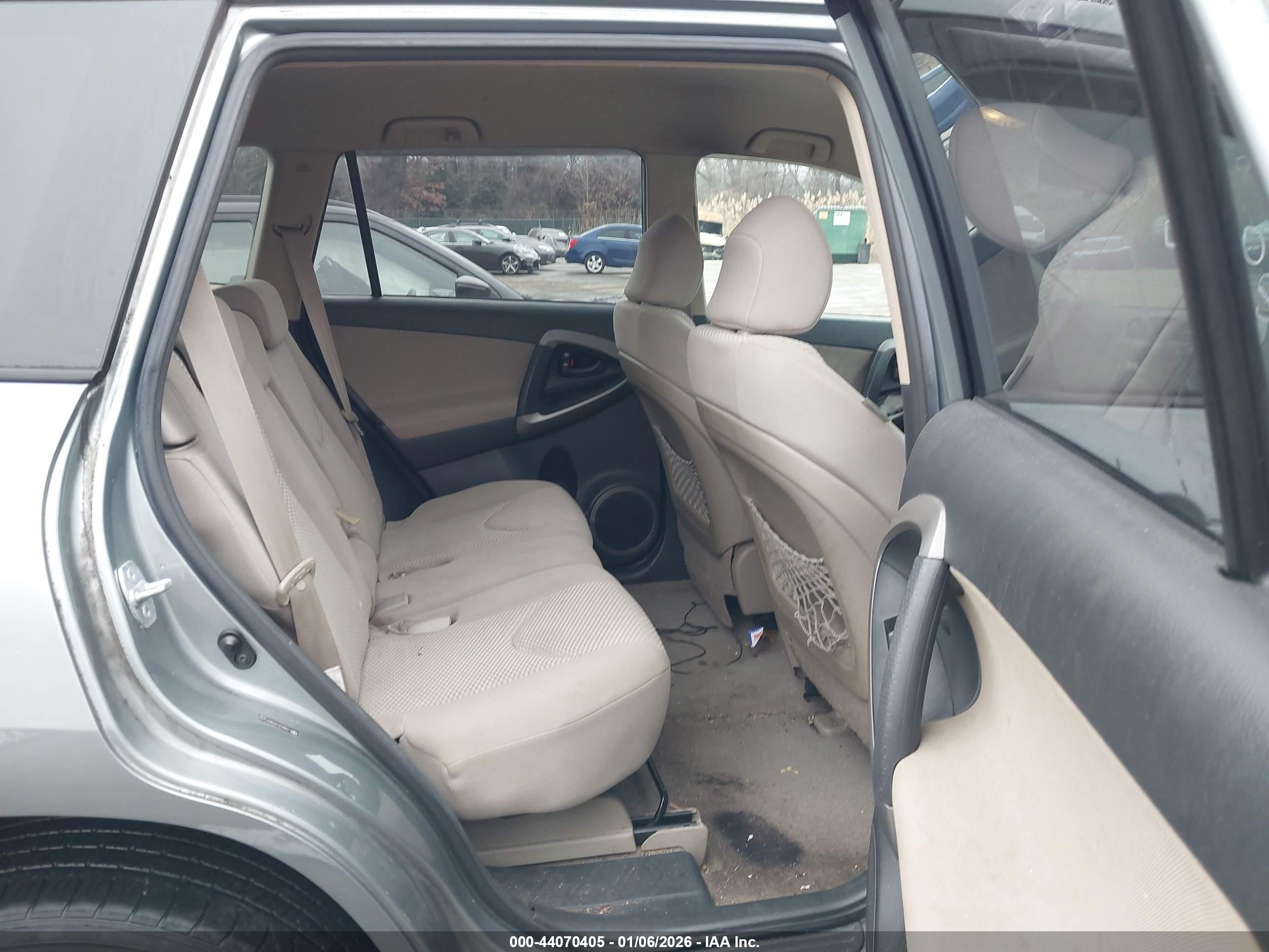 TOYOTA RAV4 image 8