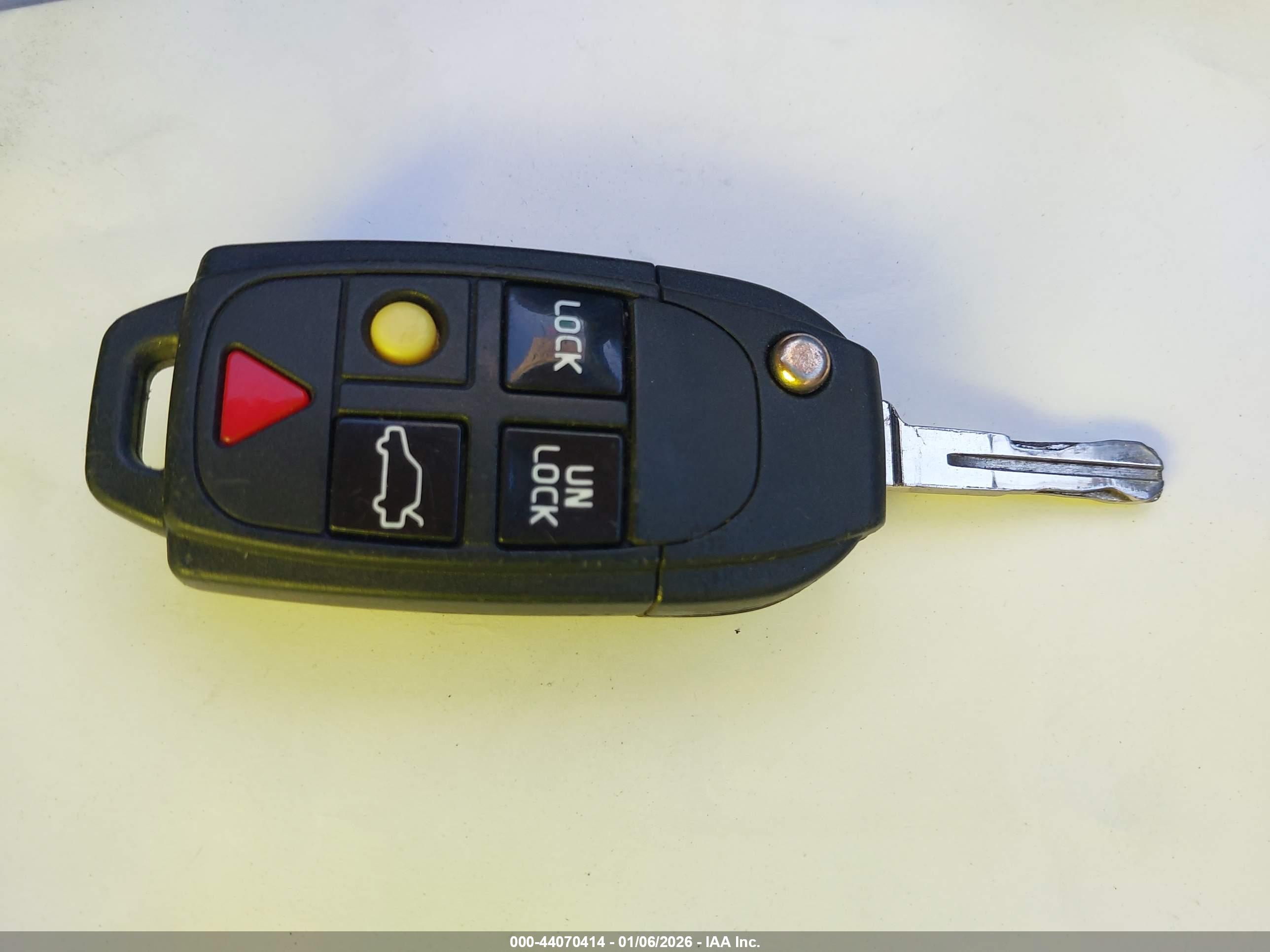 VOLVO XC70 image 11