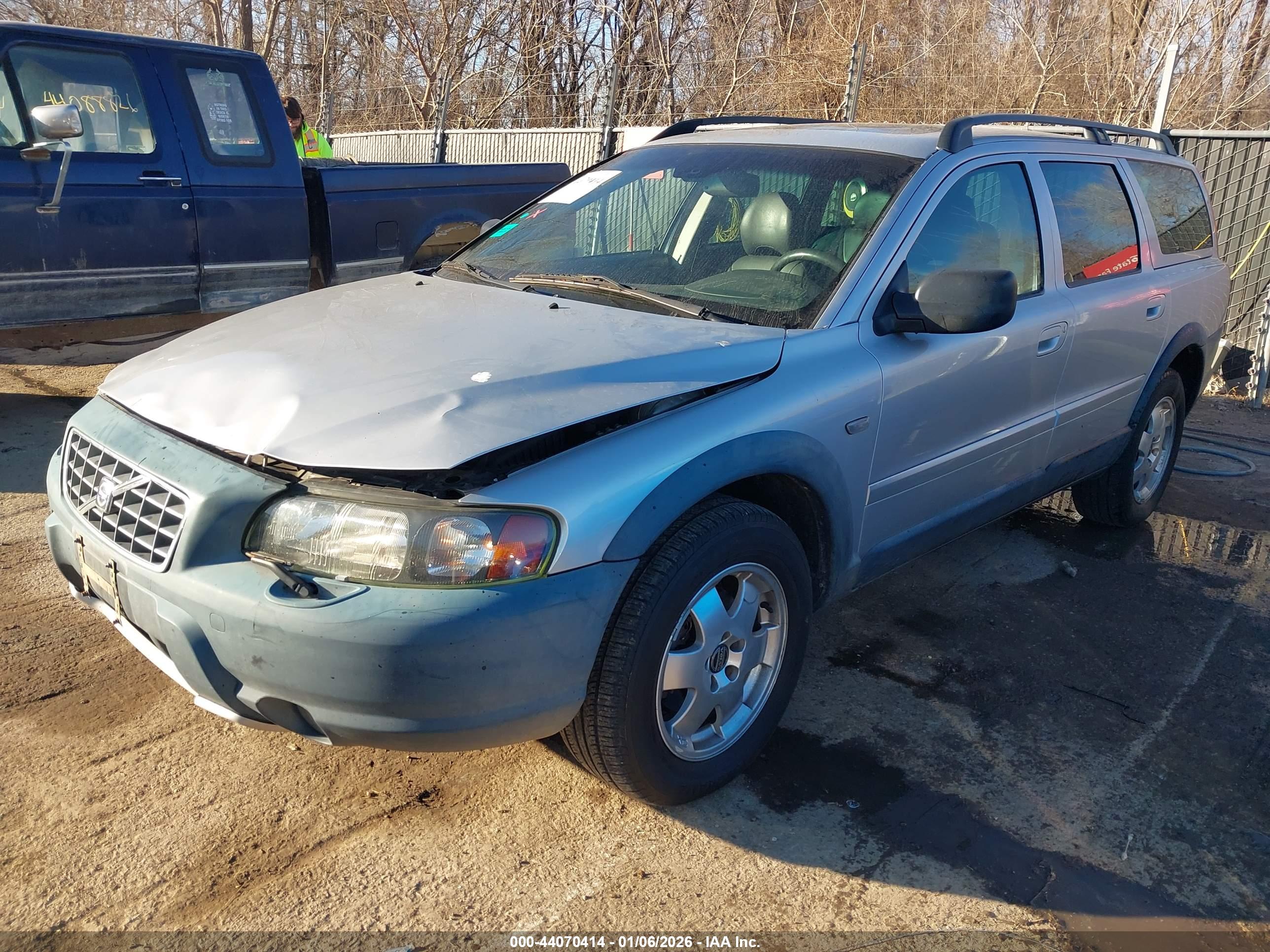 VOLVO XC70 image 2