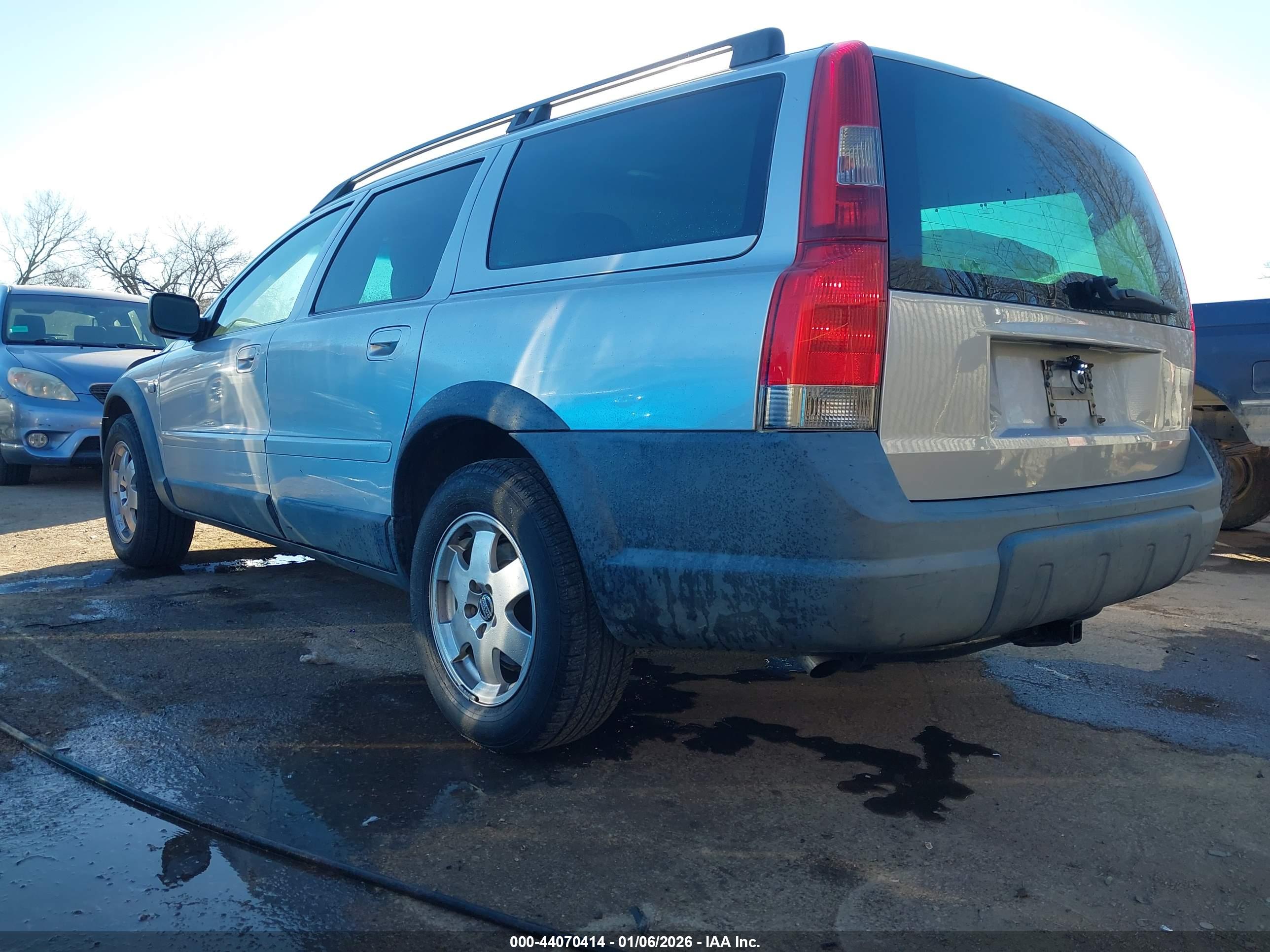 VOLVO XC70 image 3