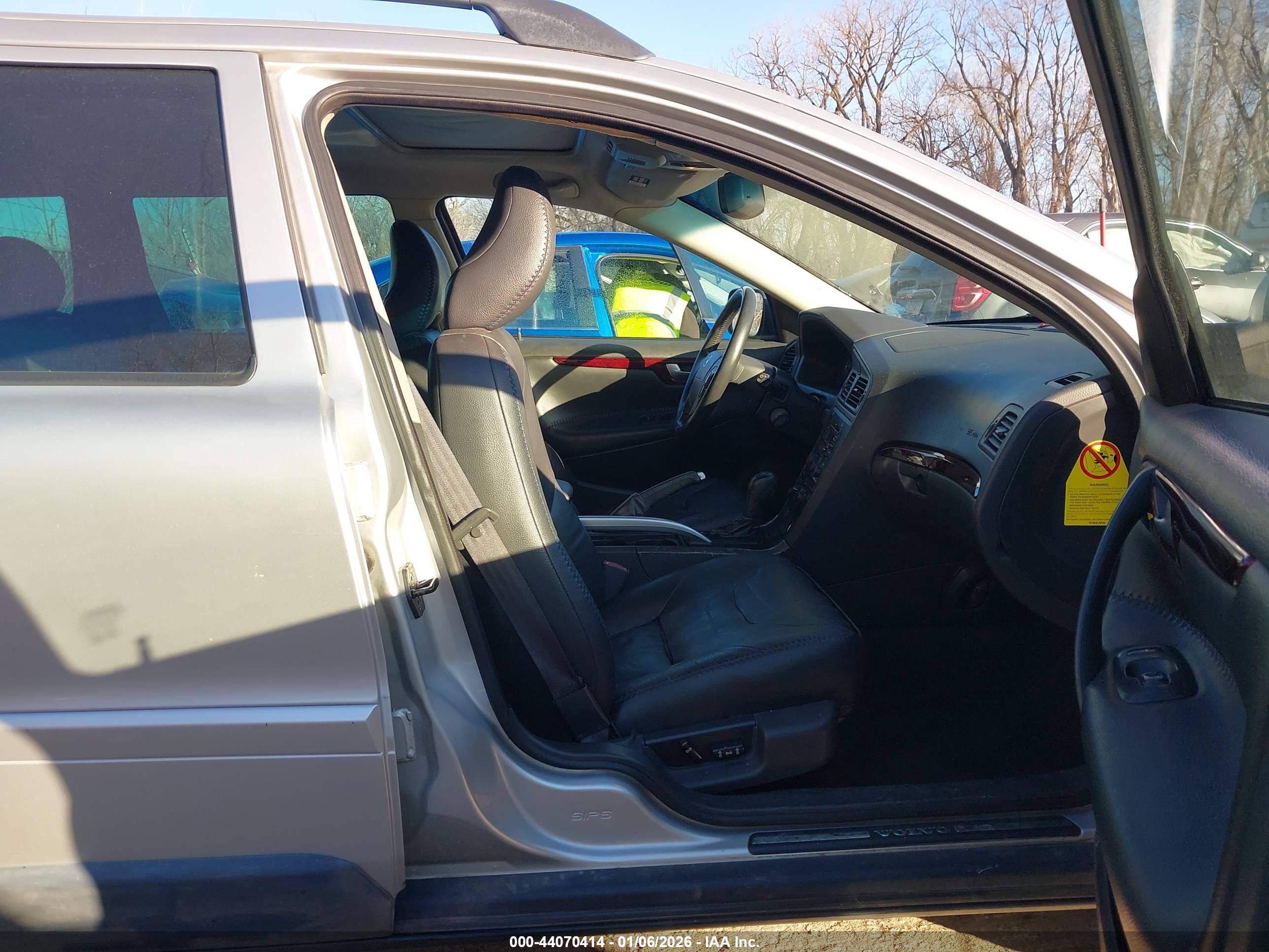 VOLVO XC70 image 5