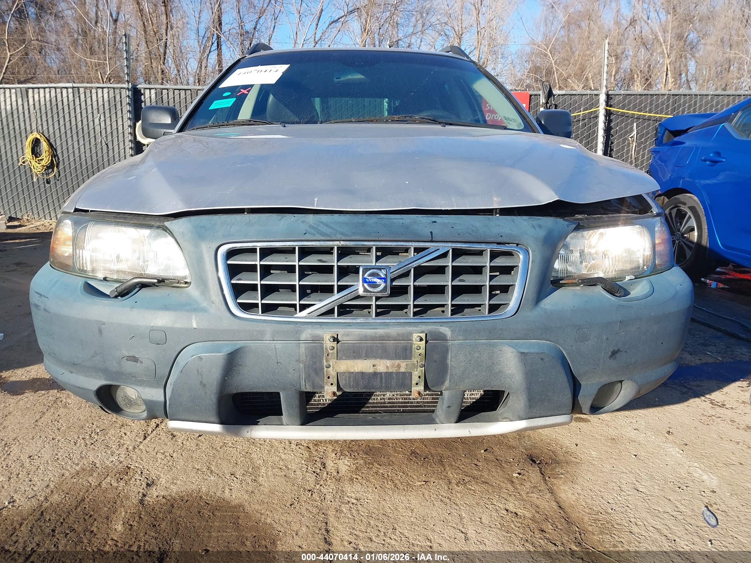 VOLVO XC70 image 6