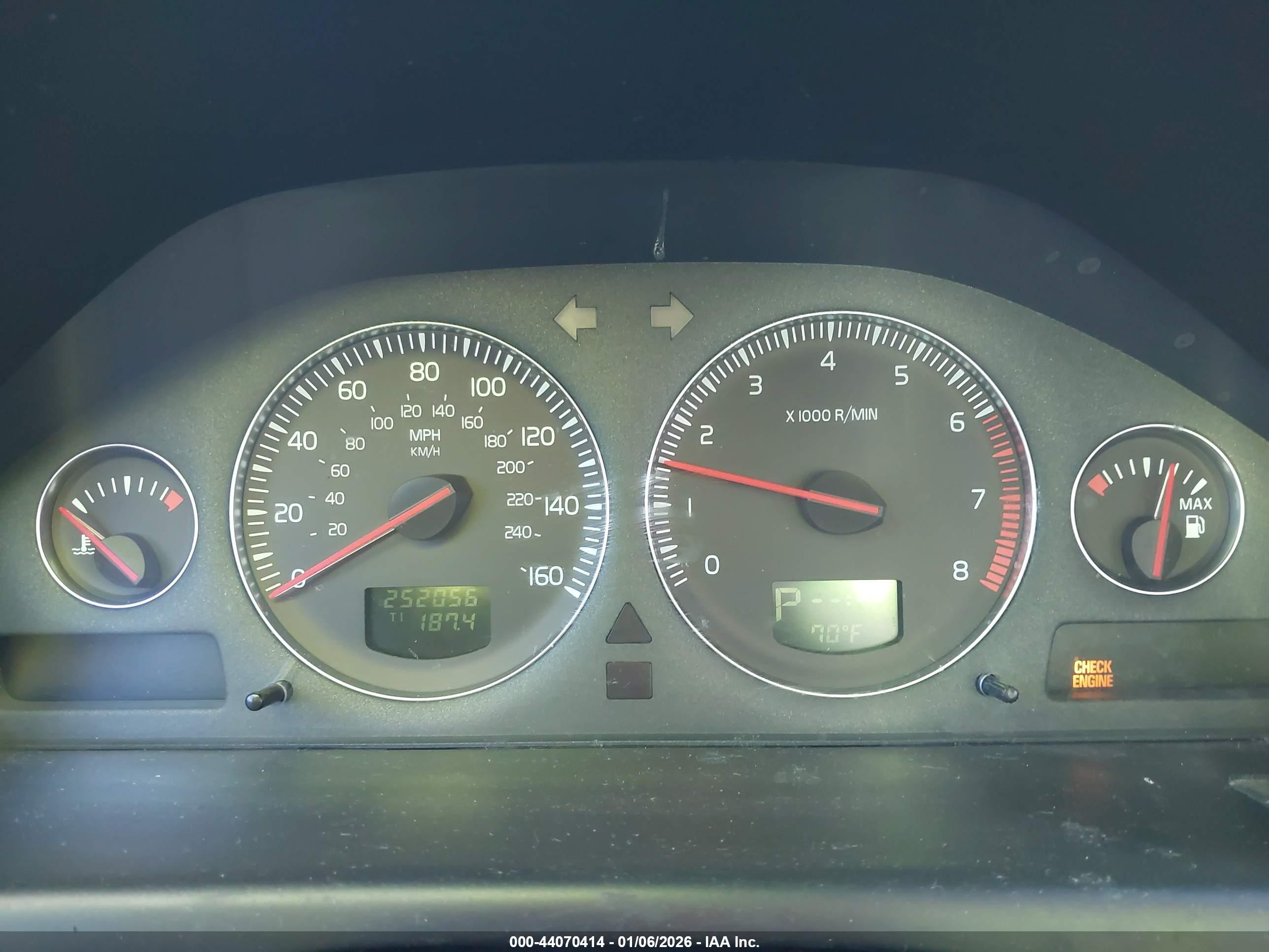 VOLVO XC70 image 7
