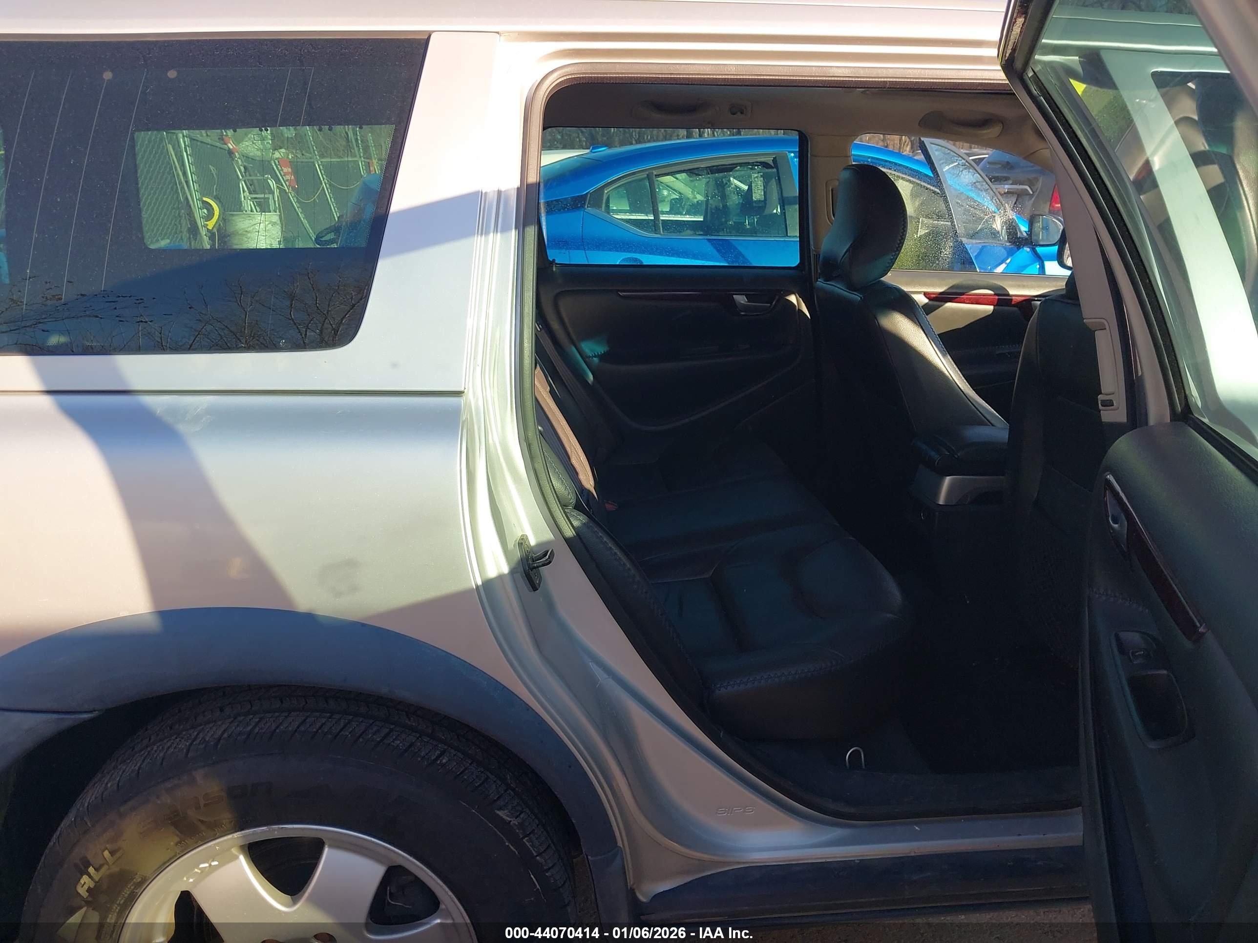 VOLVO XC70 image 8