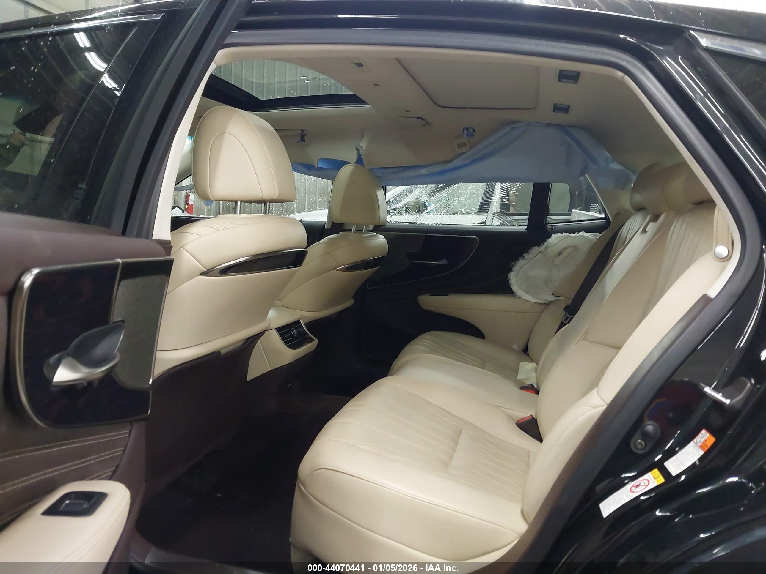 LEXUS LS image 8