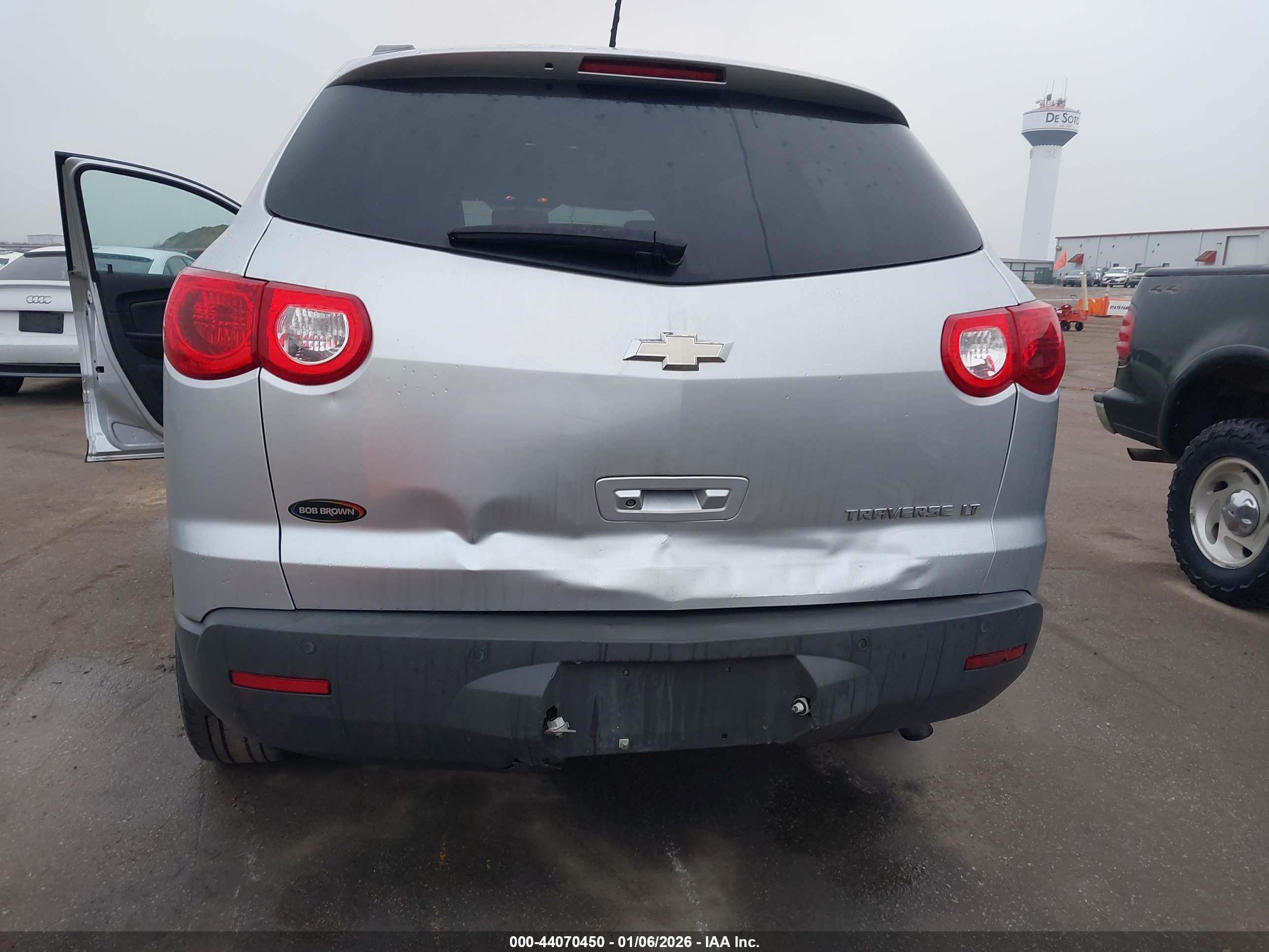 CHEVROLET TRAVERSE image 6