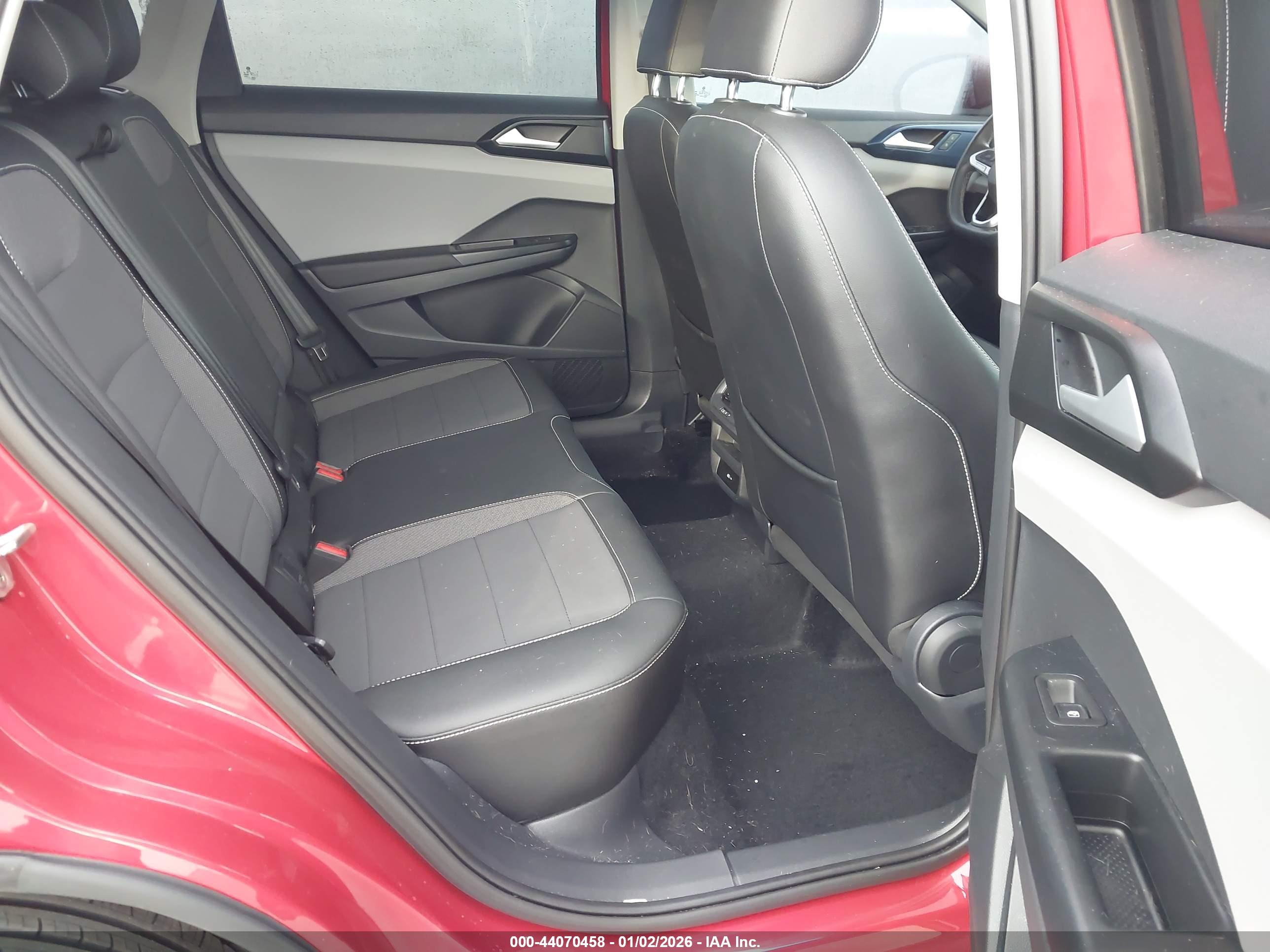 VOLKSWAGEN TAOS image 8