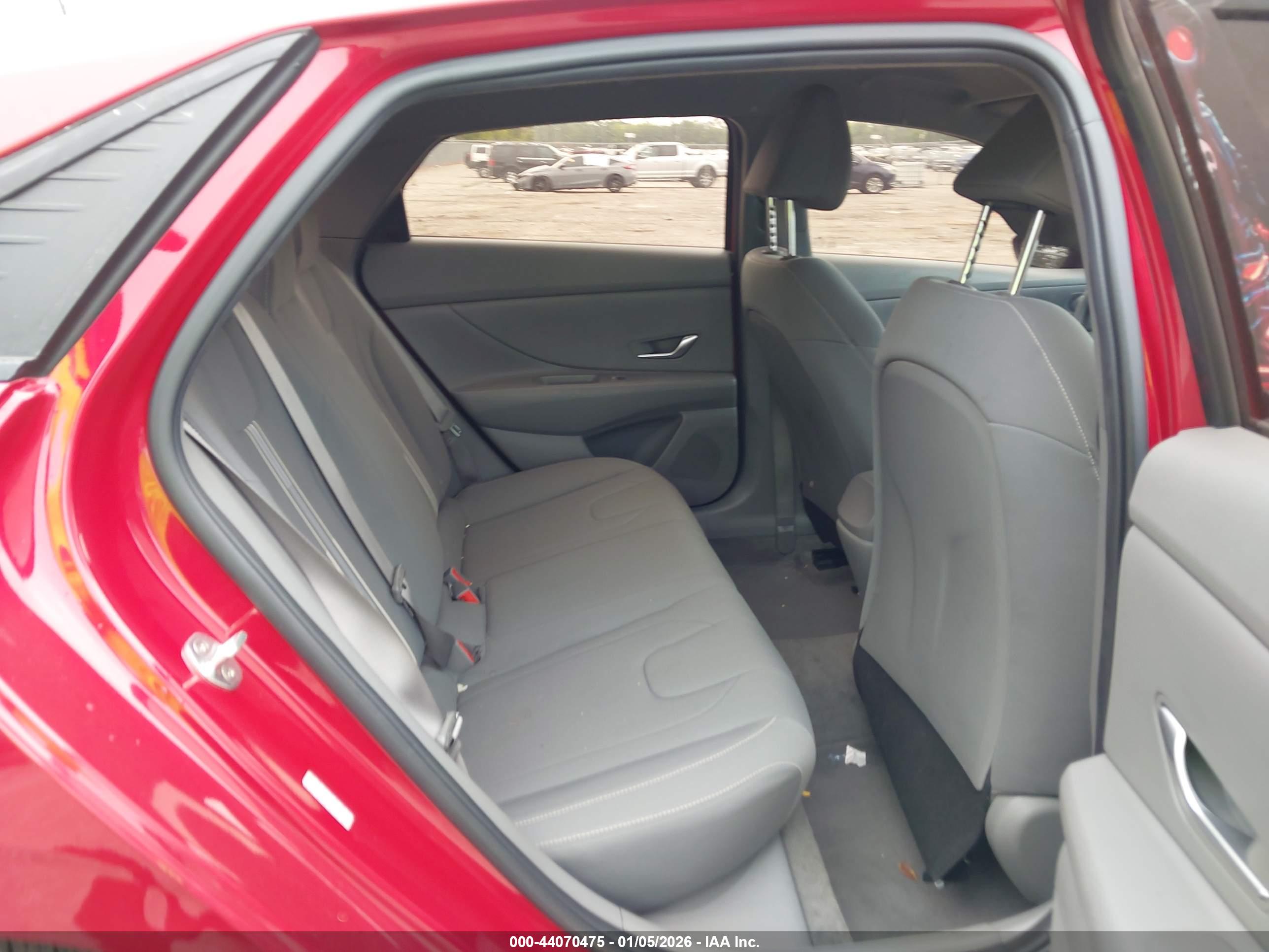 HYUNDAI ELANTRA image 8