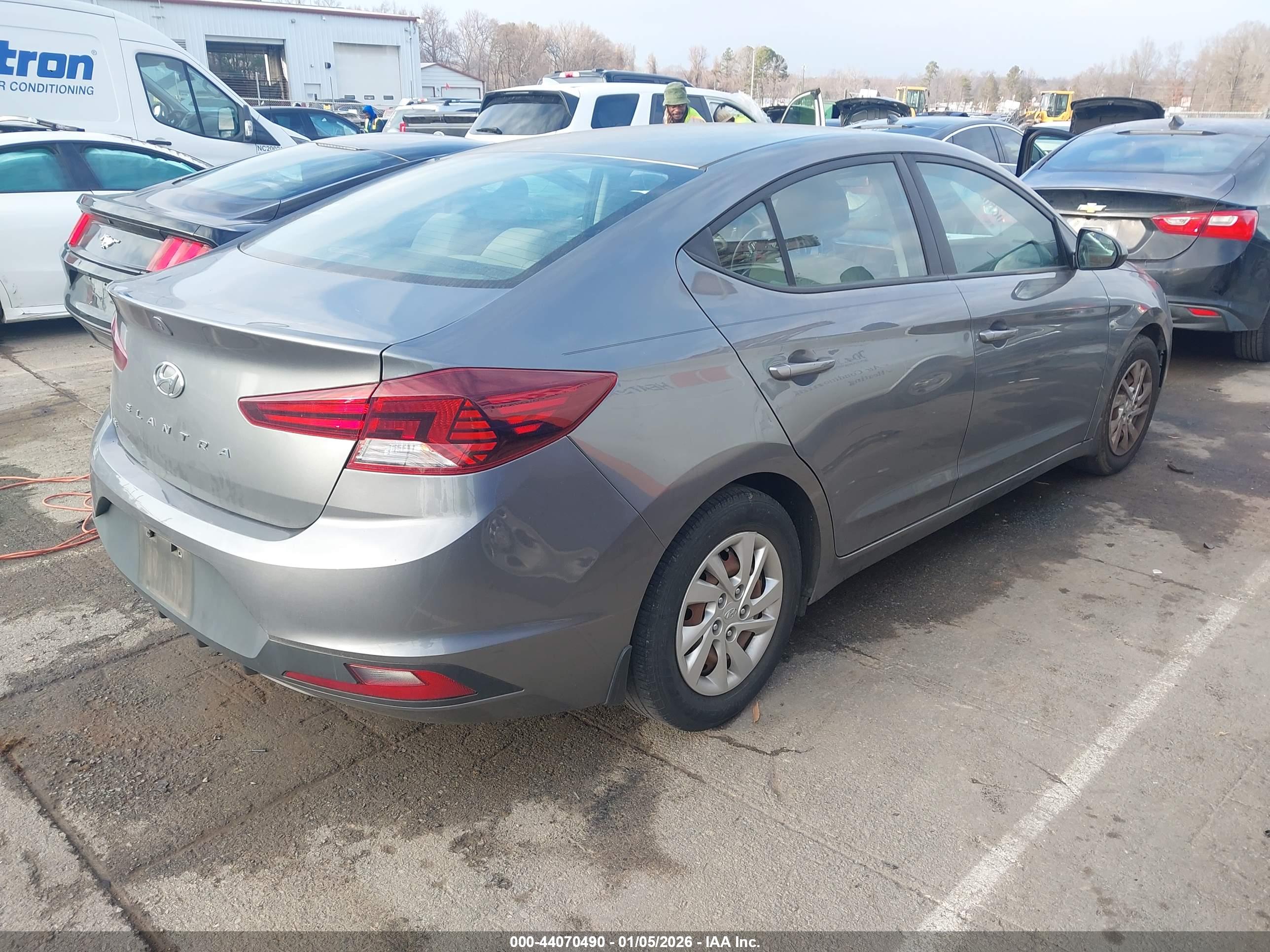 HYUNDAI ELANTRA image 4
